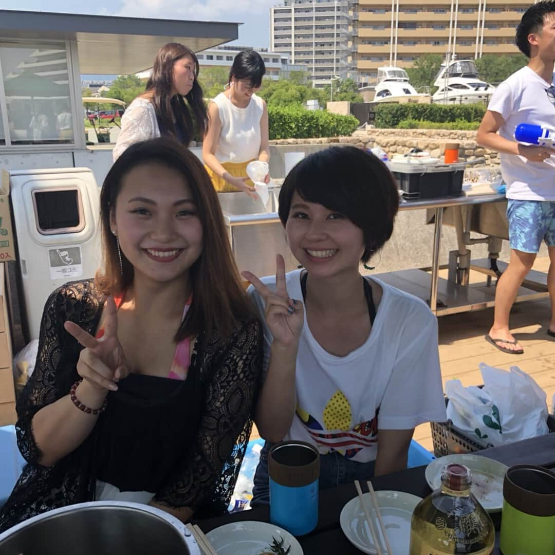 テレックス&アローさんのインスタグラム写真 - (テレックス&アローInstagram)「『内定者クルージングが行われました！』 先日私たち2019卒内定者と、 上村社長、蓬莱副社長、人事の社員の方々と クルージングイベントにいってきました！ BBQをしたりクルーザーの上で上司の方々や同期と お酒を酌み交わしながらお話やゲームをして、 最高に楽しくて夏を満喫出来たイベントでした!! 中でも1番印象に残ったのは、関西の内定者たちに初めて会えたことです! どんな子達か正直不安でしたっていう話を蓬莱副社長にしたところ、 同じアローの仲間だから不安になる必要がないと仰って頂き、 1日一緒にいて感じたことは1人1人が温かくて地域は違っても 同じアローの仲間なんだなと感じ、これから一緒に働けるのが楽しみになりました!! (19卒内定者　上条) #telex #arrow #テレックス関西 #アロージャパン #クルージング #海 #BBQ #夏 #summer #kobe #同期 #内定者 #内定者懇親会 #内定」8月27日 18時25分 - arrowgroup8800