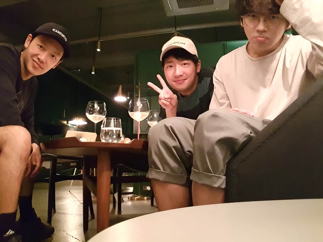 オン・ジュワンのインスタグラム：「#83년생#친구 우정 15년된 동욱이 10년된 상엽이😳 시간 너무 빠른거 아니니...😅 14년된 성준인 담부터 빨리 오도록😡」
