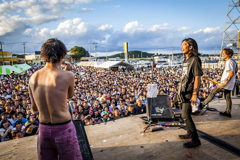 猪狩秀平さんのインスタグラム写真 - (猪狩秀平Instagram)「2018.8.26.青森県🍎🐟 "八食サマーフリーライブ" 1.客席に飛び込むようなイガリ。 2.イガリを蹴ってるかのようなサド。 3.大トリイガリ。 4.客席にギターを投げるかのようなイガリ。 5.下からイガリ。 6.夕方のイガリ。 7.田村さんとイガリ。 @hayachinphoto  イガリはカッコいいバンド、カッコいい男とは！というものを八食に教わりました。 そんな八食で２日目の大トリを任されて嬉しかったです。 2010年に初めて出演させてもらった時とは全く違う景色が広がってました。 でも2010年の時からこんな光景を将来見れるのかぁ〜ワクワク！って思ってました。  人生は奇跡の連続。 しかもたまに奇跡なんて言葉だけでは終わらせられないほど感動的な事も起こる。 それが昨日でした。」8月27日 19時19分 - hey_igari_0131