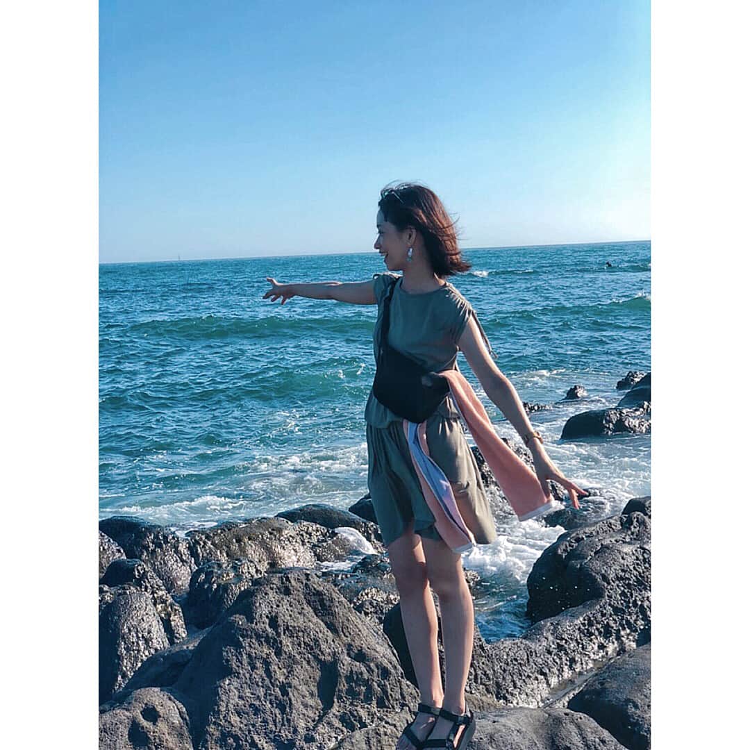 のインスタグラム：「やっと行けた～🌊 #葉山 #一色海岸 #平成最後の夏 #海 #行けてよかった #今年も膝下まで #👙は着てないよ #足だけちゃぷちゃぷ #浜辺をお散歩 #めぐさんぽ」