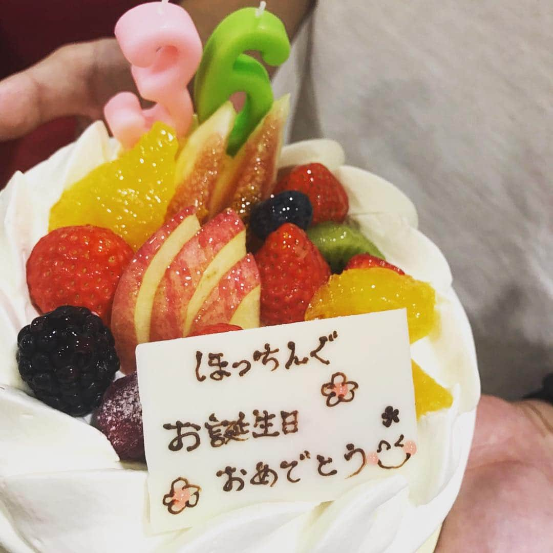 吉岡聖恵さんのインスタグラム写真 - (吉岡聖恵Instagram)「メンバー・山下穂尊くん🌟🌟🌟 ３６歳のお誕生日おめでとう🎂🎂🎂❗️❗️❗️ 今日いきもののファンクラブの打ち合わせで集まった時、ほっちにサプライズでお誕生日祝いしようとケーキ用意したのに！ 現場に行ったらほっちが来てない！（笑） たぶん寝坊だな！（笑）  大丈夫。後からしっかり連絡取れました。  #おーいほっち #ほっちんぐ #山ちゃん #山 #好きなように呼んでちょう #仕方がないからリーダーとバースデーソング熱唱 #ダメ出ししちゃった笑」8月27日 20時43分 - kiyoe_yoshioka_official