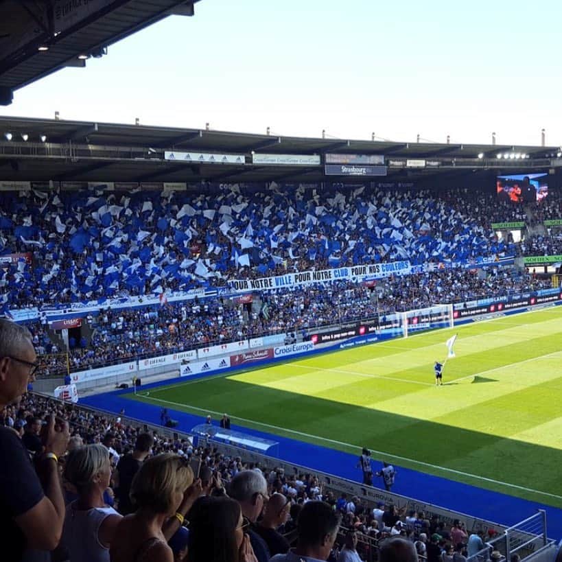 のインスタグラム：「Malgré le scénario.... très heureux d’avoir pu jouer mes premières minutes sous le maillot du @rcsa. Tout ça devant un public magnifique 😍 Prochaine étape, demain.  Jetzt geht’s los 👊🏾」