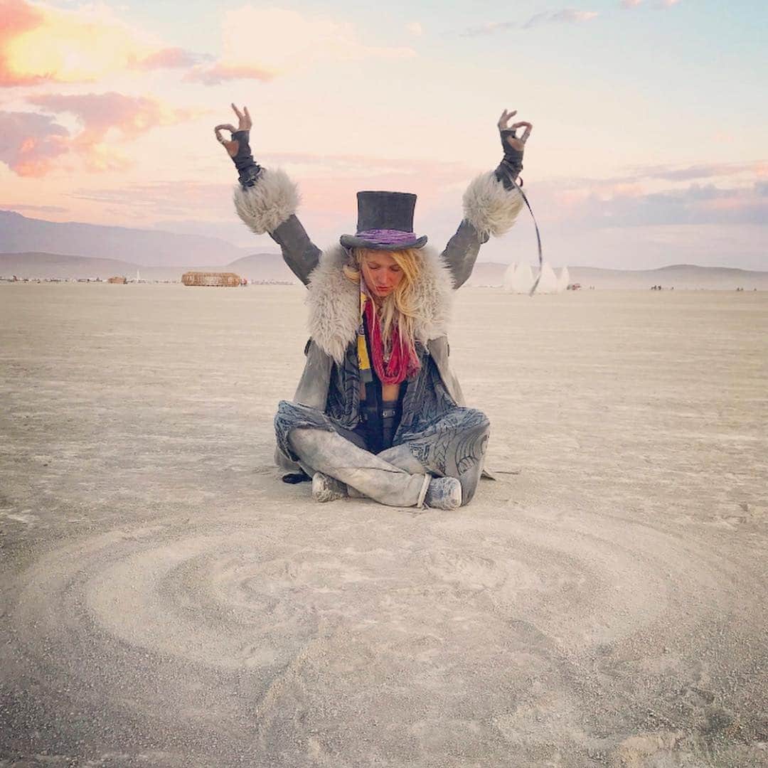 ウィットニー・バンスのインスタグラム：「Find me in the dust 9:30 K&L )( #Clusterfluff a.k.a. #FriendsInHighPlaces👽」
