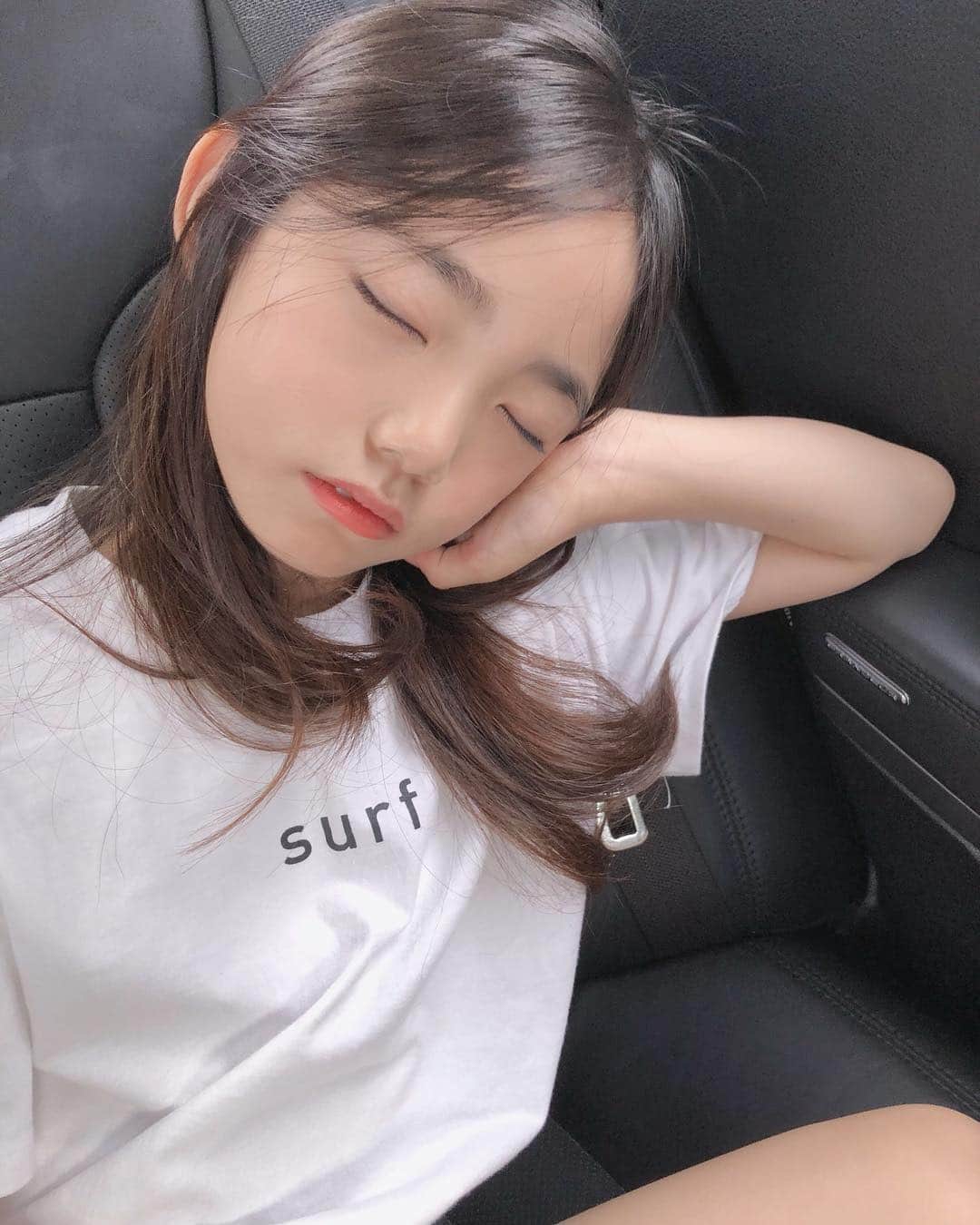 ウンチェのインスタグラム：「. 차만 타면 졸립지? . . 집에 있을 땐 자라고~자라고~ 해도 안자면서 , - - - - - #은채#이은채#eunchae #키즈모델#아역배우#딸스타그램#육아스타그램 #또자#쿨쿨#은채에게#자동차는#수면제#😪」