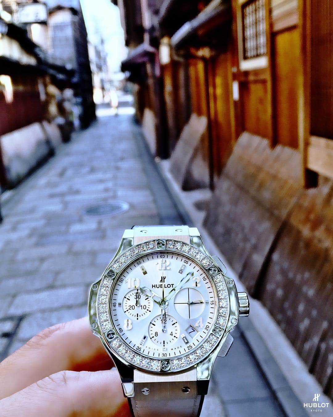 ウブロさんのインスタグラム写真 - (ウブロInstagram)「〜ウブロの#京都 ぶらり旅〜  町家に囲まれた#石畳 を通り、#裏通り で一休み。 ダイヤモンドの輝きを引きたてる#モノトーン の色遣いは、#粋 な#腕元 を演出。 ダイナミックな41mmサイズが、スタイリングに#華 を添えます。 ウブロブティック#限定。 「ビッグ・バン モノクローム スチール ダイヤモンド」 #Hublot #BigBang #monochrome #diamond #ウブロ #ビッグバン #ダイヤモンド ________________________ #ウブロブティック京都 📧Daimaru.kyoto@hublot.com 📞075-533-2711 Follow @hublot & @hublot_japan !」8月23日 18時30分 - hublot_japan