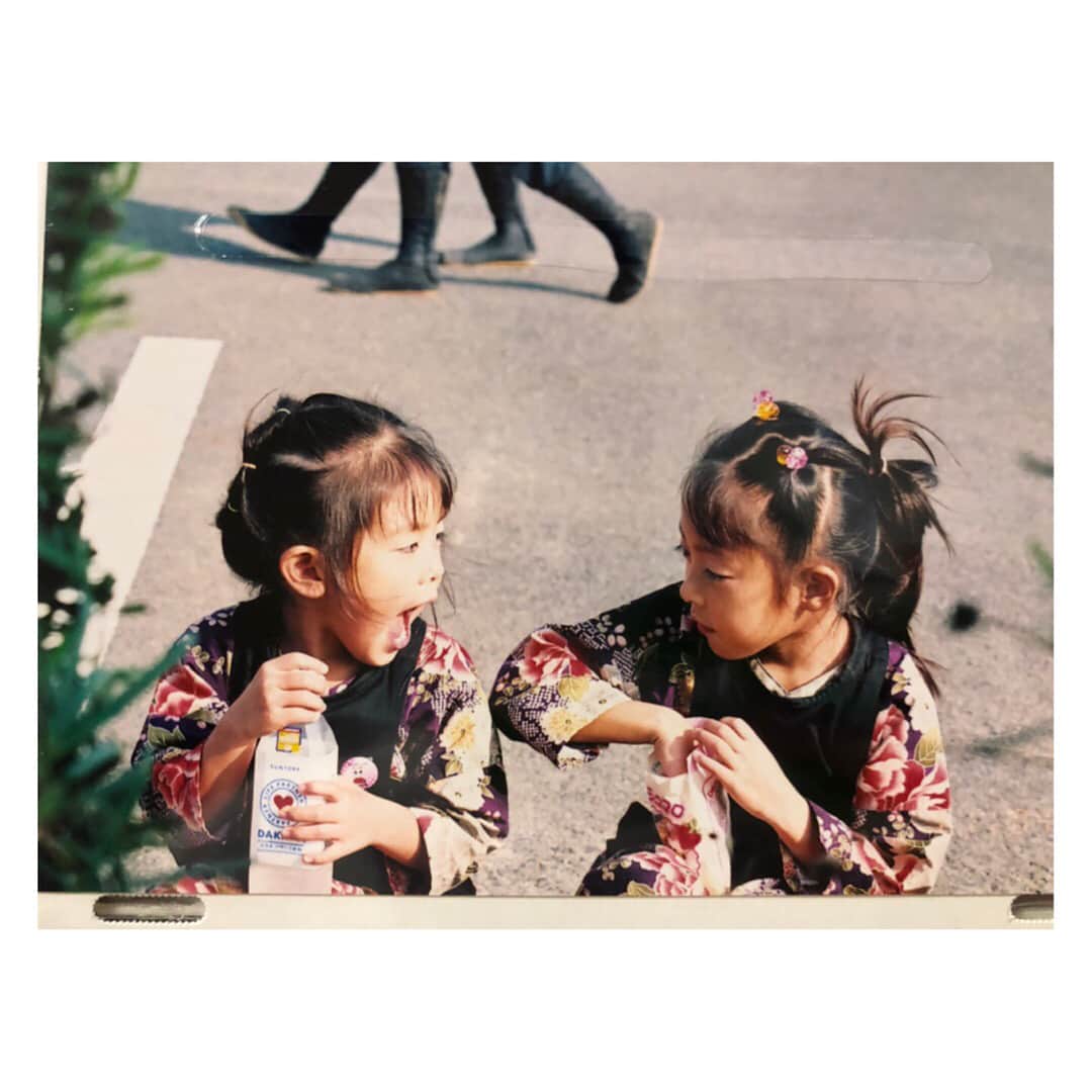 のインスタグラム：「かなり昔の、お神輿の時の写真🤳 . . .  右が、お姉ちゃん 左が、私です。👧🏻 . . 私はThe妹な性格だったから、気が強くて正義感たっぷりの頑固で()優しいお姉ちゃんにいつもくっついていってたな〜 . . ひなは小さい頃から人見知りだけど、人一倍自由人でマイペースマンです。  一緒に暮らすと、大変そうだね🙄🙄 . . . 私の兄弟にはかわいい弟もいるからみんなにも見せたいけど我慢するわあ… . . . #家族写真 #子供の頃 #お神輿 #お祭り #子供たち #懐かしいシリーズ  #マシュマロ #食べてる 笑」