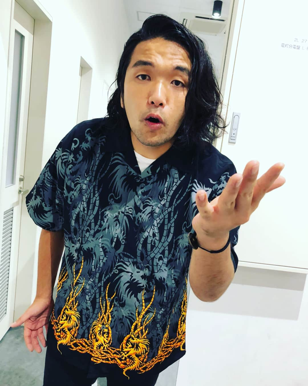 盛山晋太郎さんのインスタグラム写真 - (盛山晋太郎Instagram)「本日、着させてもらったオベベ。 非常にカッコいい柄シャツなんですが、もう1パターン用意してもらったのが、一昔前のB-BOＹ過ぎました。 トコナXか思った。いつもありがとうございます！  #tokonax  #知らざぁ言って聞かせやshow  #MCはMCでも意味変わってくる #mappa_used」8月23日 19時21分 - morishimc