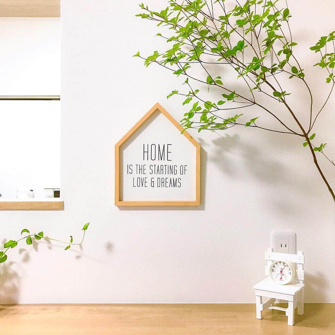 「お、ねだん以上。」ニトリ公式アカウントさんのインスタグラム写真 - (「お、ねだん以上。」ニトリ公式アカウントInstagram)「お家型のアートポスターを飾ると壁面がこんなにおしゃれに！部屋の色合いとマッチした温かみのあるコーデにして頂きました☺ . #RoomClip でのモニターキャンペーン #ニトリ2018ウォールデコレーションモニター　yuzukoさんの投稿をご紹介。 少し陰に隠れがちな階段という空間にコスモス🌸のアイアン型飾りを置くだけ気分もパッと明るくなりますね。 . ==== お家型の木製フレームに入った シンプルだけど温かみのある アートポスター です マットホワイトのボートに シンプルなフォントで描かれた英文に 思わず そうだね、その通りだね♡と 笑顔でうなずいてしまいます(*´꒳`*) 迷う事なくリビング兼ダイニングの 壁に飾りました♡  まだまだ元気なドウダンツツジとの 相性もなかなか良くて💕 我が家の仕様に無理無く溶け込んだ ウォールデコなんじゃないかな と思います(^.^) ==== . 【アイテム例】 商品名：アートポスター(ホーム) お値段：740円(税別) 商品コード：8145224 . 商品名：アイアン壁飾り　コスモス(JF143890) お値段：1,843円(税別) 商品コード：8142546 . 商品名：ウォールシェルフHS 幅30cm(NA) お値段：370円(税別) 商品コード：8131137 . 商品名：ウォールシェルフHS 幅45cm(NA) お値段：555円(税別) 商品コード：8131141 . ※入荷待ちの商品についてはお届けまでに日数をいただく場合がございます。 ※一部の店舗、通販サイトでは展示や在庫がない場合がございます。 ※写真には撮影者私物を含みます。 . #おねだん以上 #ニトリ #リビングルーム #階段 #ウォールデコ #アートポスター #ウォールシェルフ #アイアン雑貨 #シンプルインテリア #北欧インテリア #暮らしを楽しむ  #おうち時間 #北欧雑貨  #模様替え #インテリア雑貨 #ニトリで購入」8月23日 19時36分 - nitori_official