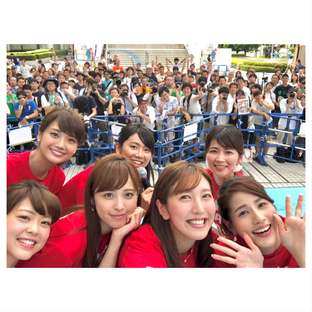 フジテレビアナウンサーのインスタグラム：「こんにちは、再びの新美です😇  フジテレビ女性アナウンサーカレンダー販売決定記念イベント、無事終わりました😭 とても暑かったにも関わらず予想以上に大勢の方に集まっていただき、本当に嬉しかったです。ありがとうございました！  ついアナウンス室の先輩後輩が集まってしまうと、楽しく話しすぎちゃうのが難点…🤔 皆さんにも楽しんでいただけたでしょうか？  今日から予約を開始した#フジアナカレンダー ！ #THEODAIBA2018 の開催期間中は フジテレビ7階のグッズショップ#フジさん にて予約を受け付けています☺️ 全部で17種の特製缶バッジが付いてきます…🙌 日常の一コマを切り取ったような季節感あふれるカレンダーに仕上げましたので、一緒に一年を過ごしてもらえたら嬉しいです😇  今日のイベントのハッシュタグは、#カレンダーズ というお約束👍 皆さんも今日の写真にタグをつけてくださいね☺️ ちなみに…#永島優美 アナ曰く、#実行委員会 でしたが、 本当はカレンダーの#プロデュースチーム です笑  #フジテレビアナウンサー #竹内友佳 #小澤陽子 #新美有加 #久慈暁子 #井上清華 #杉原千尋」
