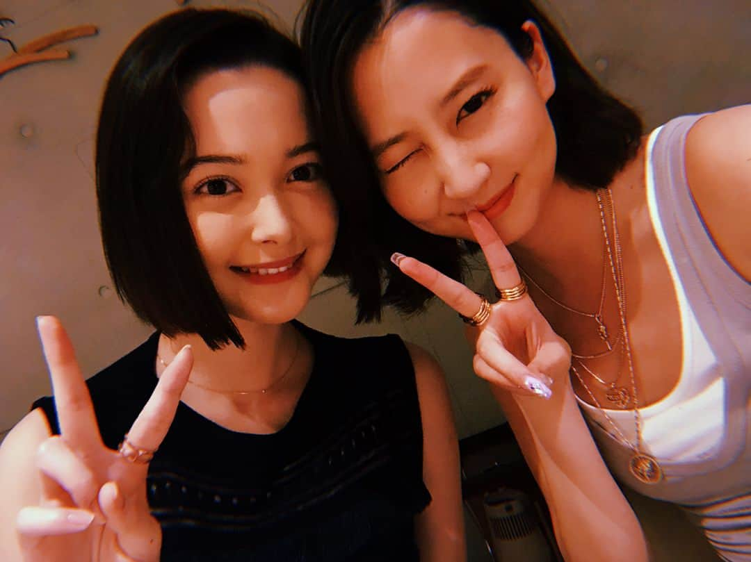 河北麻友子さんのインスタグラム写真 - (河北麻友子Instagram)「万里の長城の端と端に居る私たち。 反対側に居るティナちゃんが可愛くて魅力に溢れてた。 #たくさん笑った夜でした」8月23日 20時02分 - mayukokawakitaofficial