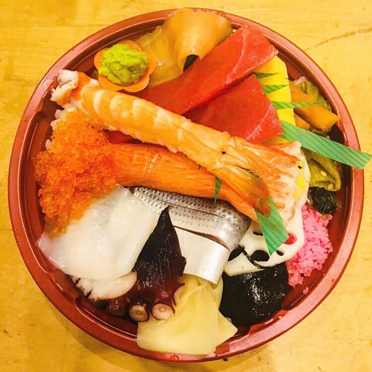 吉岡聖恵さんのインスタグラム写真 - (吉岡聖恵Instagram)「スタジオでの夕食は、出前。 この日は奇跡が！！行列が出来る某人気お寿司屋さんが、出前をやっていました。色めき立つスタジオの面々であった。  #見た目も味もあめーずぃんぐ #お寿司ってなぜこんなに人のテンションをあげるの？ #あなたはちらし派？ばらちらし派？？ #宝石箱やぁ〜」8月23日 19時54分 - kiyoe_yoshioka_official