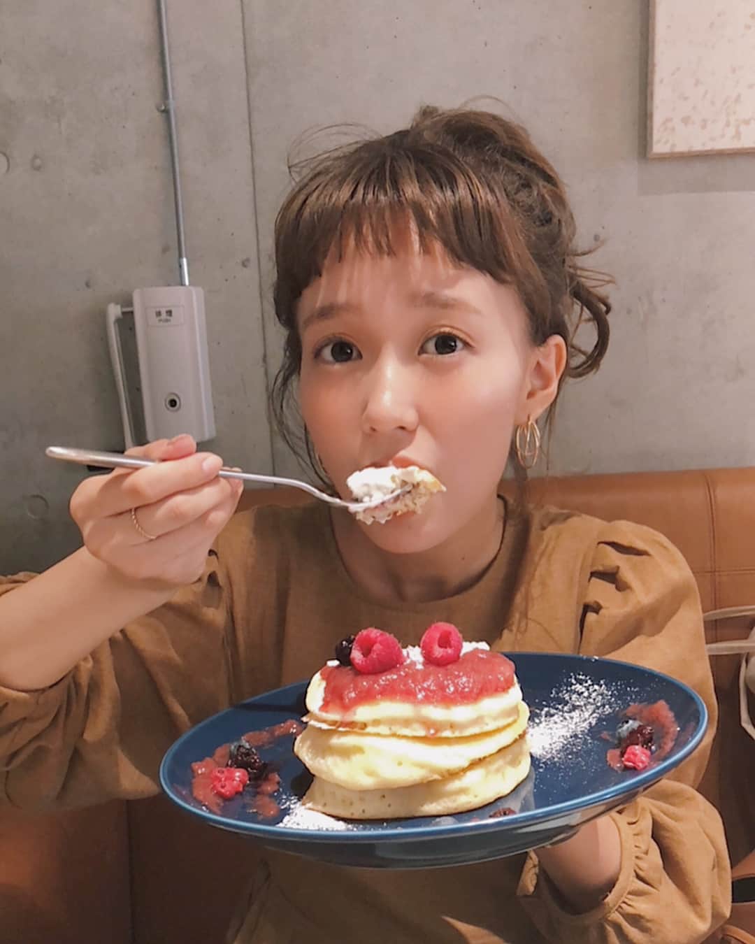 柴田紗希さんのインスタグラム写真 - (柴田紗希Instagram)「パクり、むふふふ🥞 shirocafeって知ってる？ @shiro_japan の cafeがあるんだ♡全てヴィーガン🌿 たまらないヴィーガンパンケーキ〜 これは、きました。 なんたる美味しいさよ！ 卵や牛乳入ってなくてこれは絶品！ さらにしっとり生地なの大好きだからもう〜🤤 豆乳クリーム最高すぎてずっと食べ続けられた。。。 #shirocafe #自由ヶ丘 #ヴィーガン #shirocafeの魅力を伝えたい」8月23日 21時11分 - shibasaaki