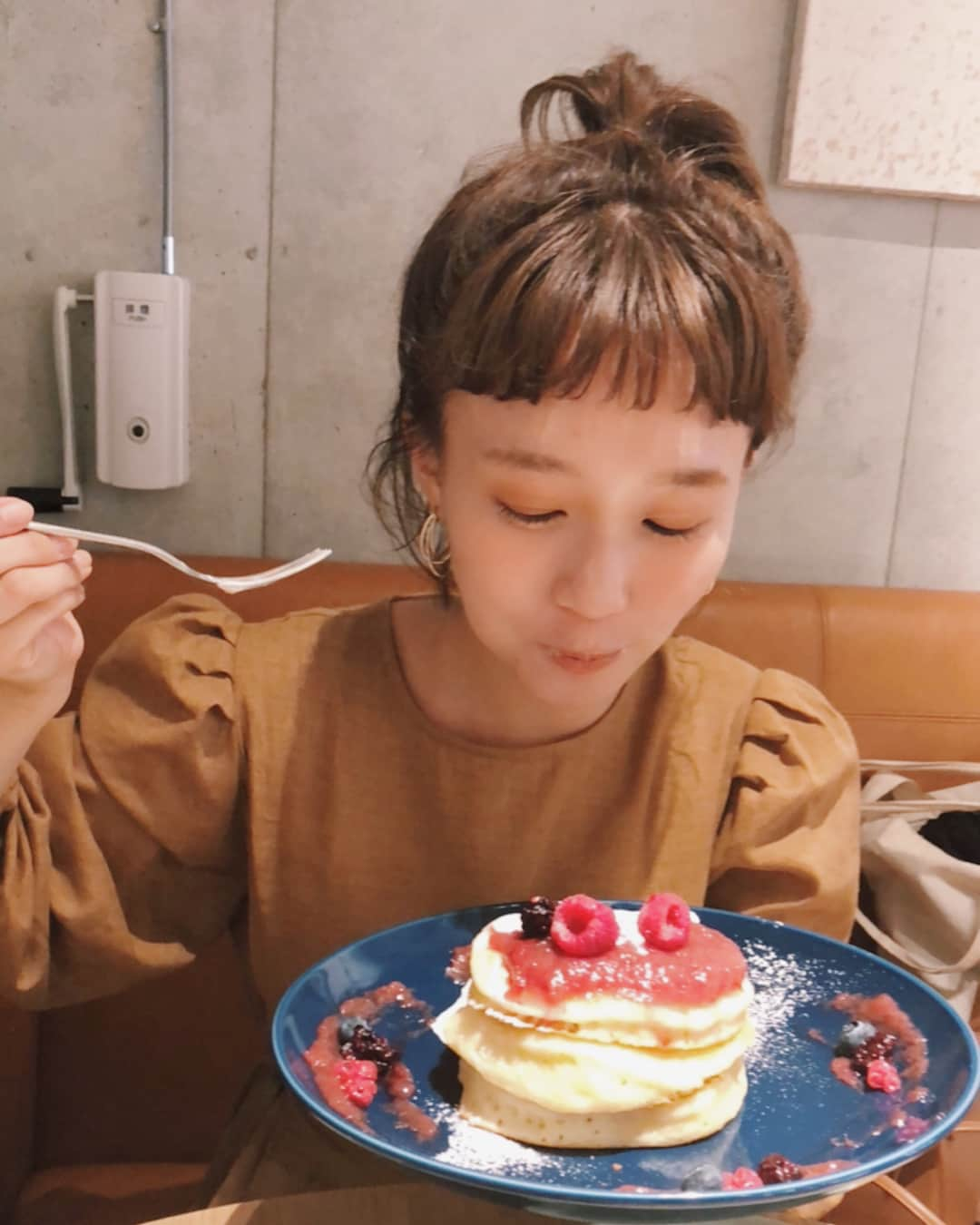 柴田紗希さんのインスタグラム写真 - (柴田紗希Instagram)「パクり、むふふふ🥞 shirocafeって知ってる？ @shiro_japan の cafeがあるんだ♡全てヴィーガン🌿 たまらないヴィーガンパンケーキ〜 これは、きました。 なんたる美味しいさよ！ 卵や牛乳入ってなくてこれは絶品！ さらにしっとり生地なの大好きだからもう〜🤤 豆乳クリーム最高すぎてずっと食べ続けられた。。。 #shirocafe #自由ヶ丘 #ヴィーガン #shirocafeの魅力を伝えたい」8月23日 21時11分 - shibasaaki