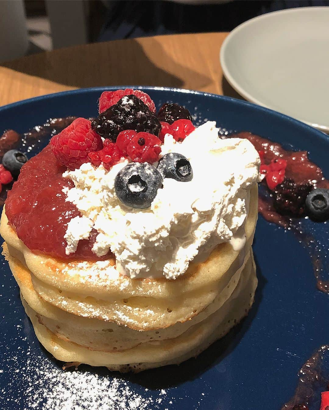 柴田紗希さんのインスタグラム写真 - (柴田紗希Instagram)「パクり、むふふふ🥞 shirocafeって知ってる？ @shiro_japan の cafeがあるんだ♡全てヴィーガン🌿 たまらないヴィーガンパンケーキ〜 これは、きました。 なんたる美味しいさよ！ 卵や牛乳入ってなくてこれは絶品！ さらにしっとり生地なの大好きだからもう〜🤤 豆乳クリーム最高すぎてずっと食べ続けられた。。。 #shirocafe #自由ヶ丘 #ヴィーガン #shirocafeの魅力を伝えたい」8月23日 21時11分 - shibasaaki