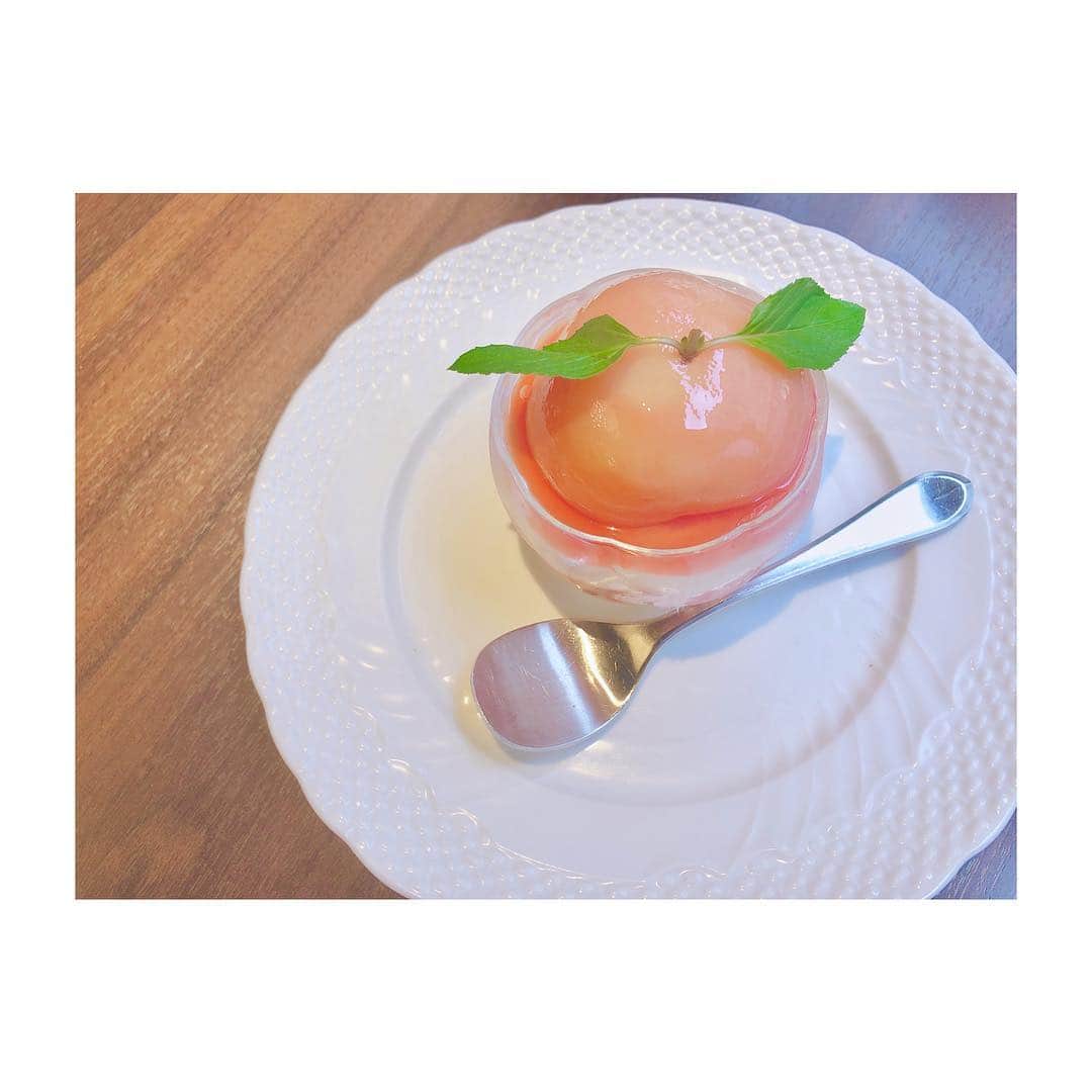 清水麻璃亜のインスタグラム：「* これだいすき🍑 桃と梨が美味しい季節最高〜 #星野珈琲 #桃のティラミス  #今日の美味しみず」