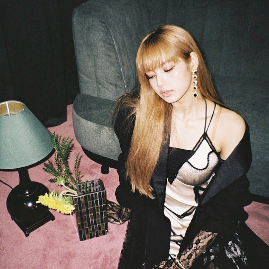 原涼香のインスタグラム：「#BLACKPINK に習う🎓‼️ 💕🇰🇷秋冬コリアンカラー特集🇰🇷💕 ㅤㅤㅤㅤㅤㅤㅤㅤㅤㅤㅤㅤㅤ No.２ 『 イエローベージュ🍯🍌』 #リサ みたいなお洒落ガールに♡ ㅤㅤㅤㅤㅤㅤㅤㅤㅤㅤㅤㅤㅤ 💓メリット💓 ☑️ 肌が白く見える♡ ☑️ 暗くなりがちな秋冬ファッションに映える♡ ☑️ 色落ちもベージュでかわいい♡ ㅤㅤㅤㅤㅤㅤㅤㅤㅤㅤㅤㅤㅤ 現在地毛の人や、もともと暗い人は #ケアブリーチ をすれば 髪に優しくリサカラーに🙌🏻💛 ㅤㅤㅤㅤㅤㅤㅤㅤㅤㅤㅤㅤㅤ もうすぐ夏も終わり、、 日韓で常にヘアーやファッショントータルで トレンドの先にいる #BLACKPINK に 習って、秋先取りしちゃいましょう🍁💕 ㅤㅤㅤㅤㅤㅤㅤㅤㅤㅤㅤㅤㅤ」