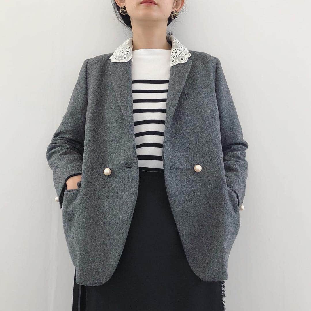 のインスタグラム：「【Buyers recommend】 ． レースの衿が取り外しできるジャケットはパール釦もnesessaire×anatelierならではのディテール。 程よくゆったりしたシルエットも今の気分にぴったり。 ． jacket/nesessaire×anatelier 564-45508 ¥34,000+TAX ． border top/ORCIVAL 564-15308 ¥11,000+TAX ． skirt/O'NEIL 564-75001 ¥20,000+TAX ． #anatelier #anatelierofficial  #nesessaire #oneil」