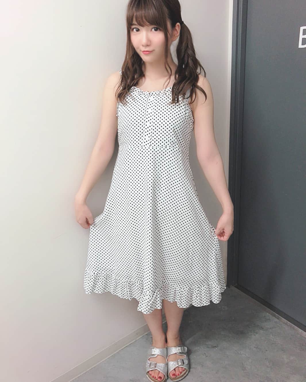 平口みゆきのインスタグラム：「今日の私服。 . . . ホワイトドットワンピース👗💖 . 可愛くないですか？ にやにや。 . #私服 #fashion #ワンピース #8ou #8ou_style #おゆすたぐらむ #おゆ #ツインテール」