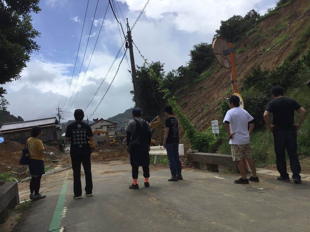 片平里菜さんのインスタグラム写真 - (片平里菜Instagram)「西日本豪雨で被災した岡山県真備町へ、炊き出しのお手伝い、泥が入ったお家のお片づけ、今日は愛媛県吉田町におじゃましてきました。 吉田町は急斜面のみかん畑が崩れていたり、防波堤を越えて海のほうまで土砂がなだれ込んでいたり、半壊 全壊のままのお宅がまだ残っていました。お花がお供えされていたので手を合わせてきました。まだまだ人の手が必要だと感じました。また来させてもらいます。」8月23日 23時28分 - katarina_81