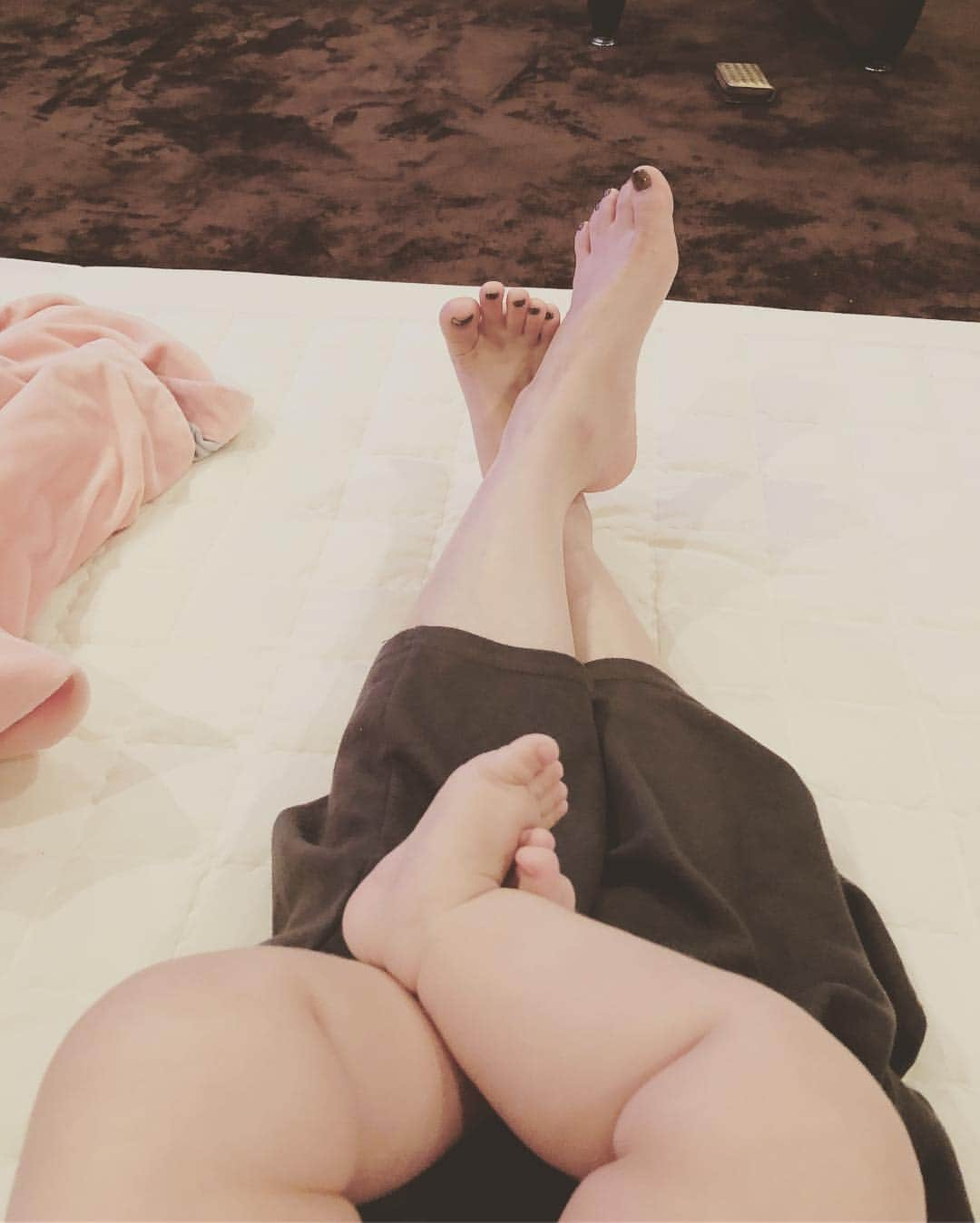 田中理恵さんのインスタグラム写真 - (田中理恵Instagram)「おはようございます☀ 台風大丈夫ですか？  娘は足を組むことを覚えました。 成長が早い‼︎ 私は、ちょっと夏の疲れがきているのかダウン寸前でしたがお薬もらって復活したいと思います。 授乳中なのでお薬も気をつけなきゃですね‼︎ #足組む娘 #立派すぎる太もも #プニプニ」8月24日 10時26分 - riiiiiie611