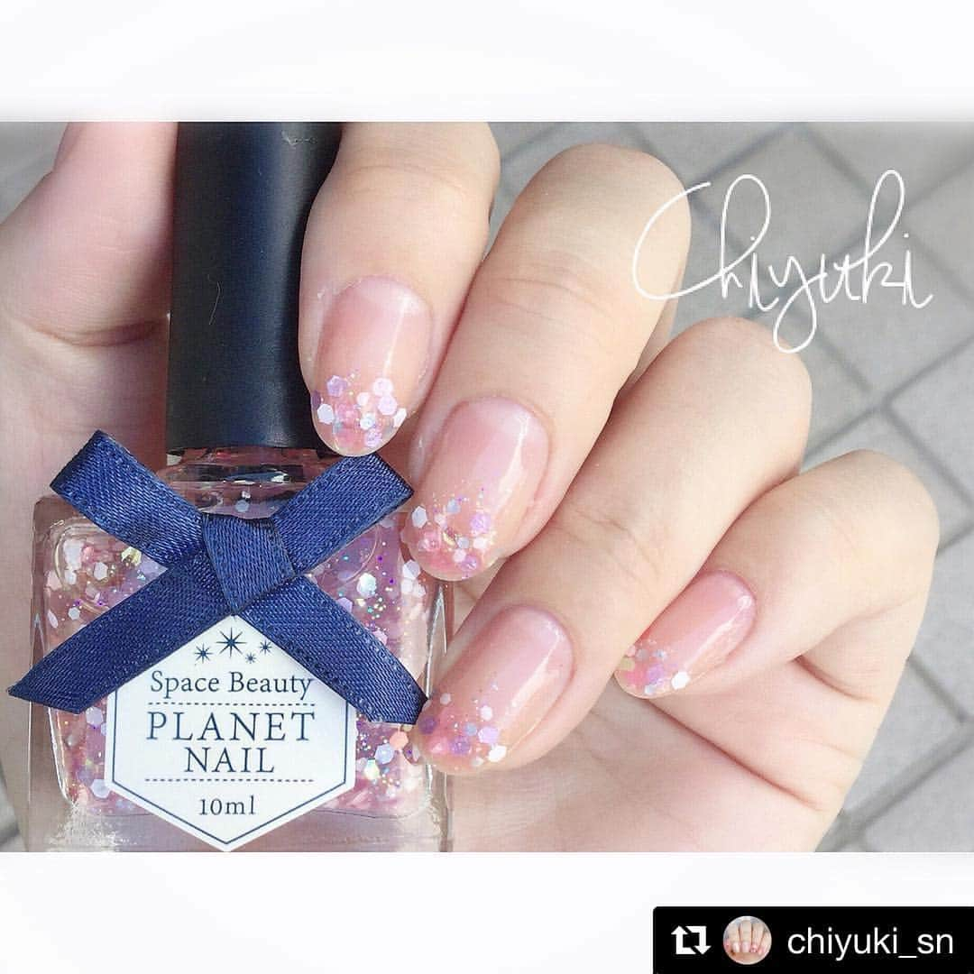 【PLANET NAIL（プラネット ネイル）】公式さんのインスタグラム写真 - (【PLANET NAIL（プラネット ネイル）】公式Instagram)「@chiyuki_sn さん PLANET NAIL Basic Line PL27 #真夜中のフリルシューズ を使用したネイルアレンジのご紹介ありがとうござます💅 ・ #Repost @chiyuki_sn with @get_repost ・・・ @planet.jp 様よりお声がけ頂きお試しさせて頂きました💓 . PL27 真夜中のフリルシューズを使ったネイルです✨ . ベースに#パラドゥ の#ネイルファンデーションpk をワンコートして、真夜中のフリルシューズをスポンジでぽんぽんしただけの簡単ネイル👍🏻 . ピンク、ラベンダー、白、オーロラなどのホロが入っています💖 これだけで可愛いー😆💕 . 最近ゆっくり皆さんの所におじゃま出来ていなくてごめんなさい🙏 . #ネイル #セルフネイル #セルフネイル部 #ロカリ #ロカリネイル #ネイルサークル #planet_jp #プラネットネイル #planetnail #ショートネイル #ピンクネイル #ホロネイル #シンプルネイル #nails #selfnail #instanail #jelnail #네일 #셀프네일 #指甲油 #美甲 #指彩」8月24日 10時27分 - planet.jp