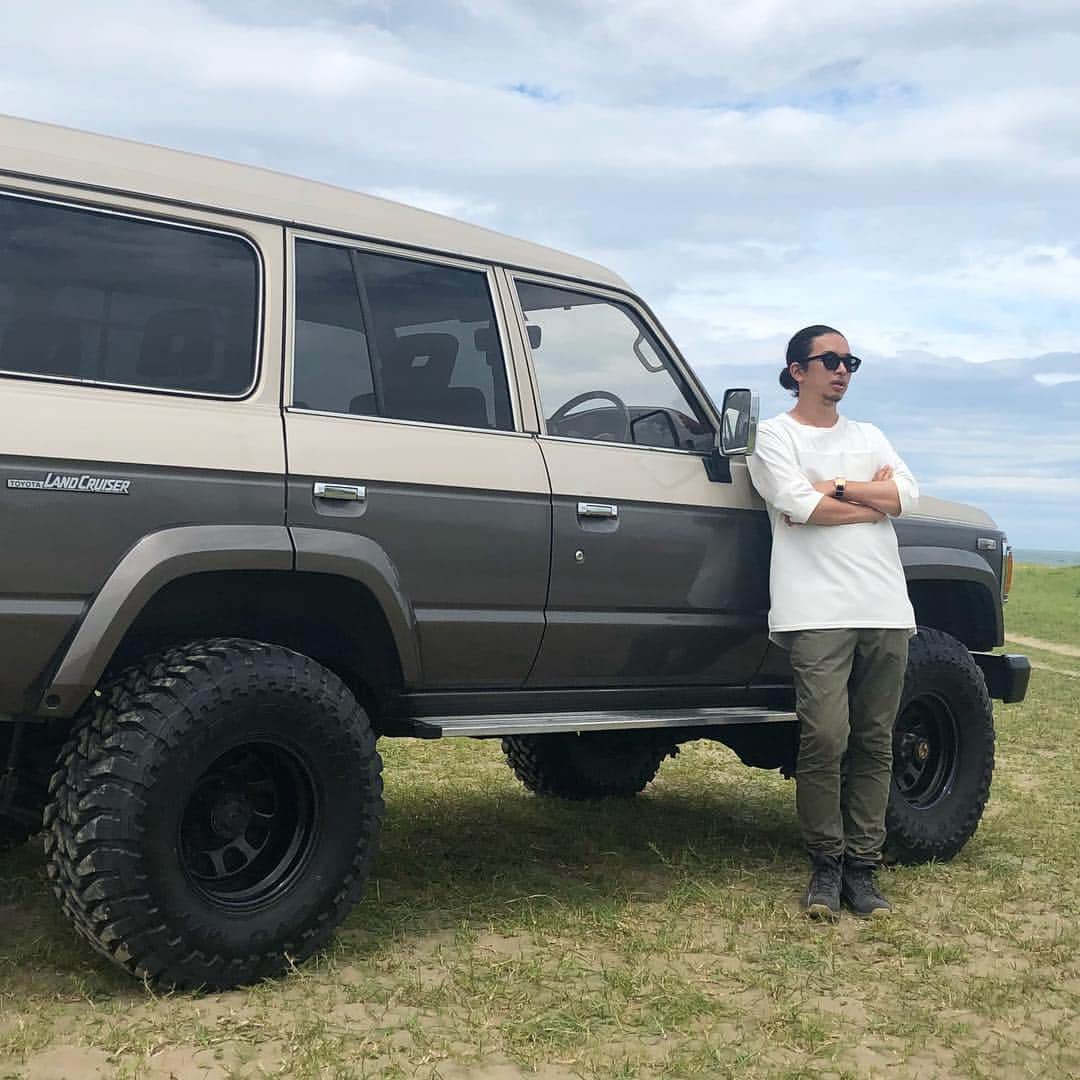 佐藤健寿のインスタグラム：「TOYOタイヤさんのSUV×LIFEコンテンツに出演してます。 自分のランドクルーザー用に悪路に強いOPEN COUNTRY M/Tを選びました。 インタビュー動画はこちらもしくはプロフィールURLからどうぞ↓  http://www.toyotires.jp/sp/suv/lifestyle/vol1/」