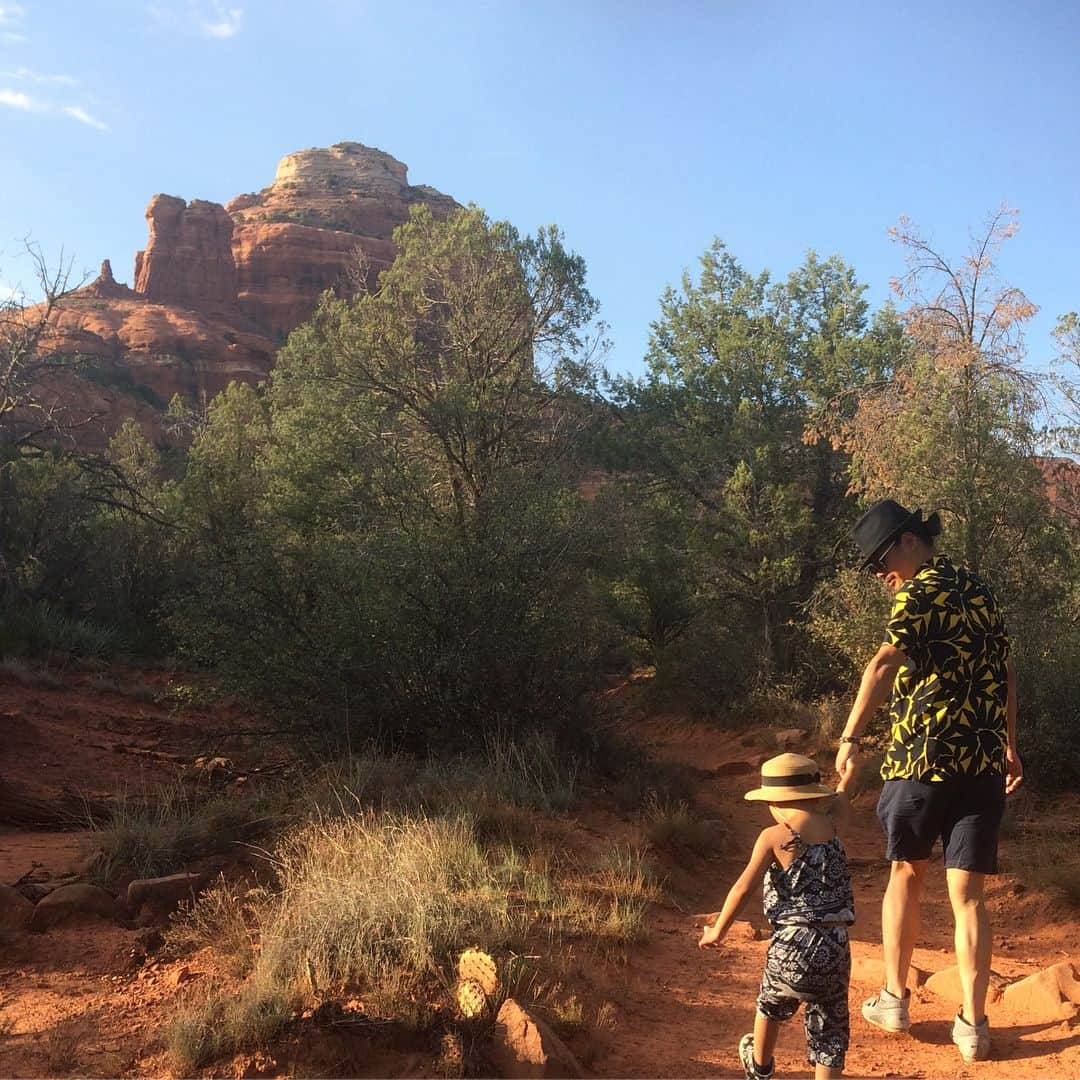 鈴木一真さんのインスタグラム写真 - (鈴木一真Instagram)「🔌充電246%🔋⚡️ 🌋THE CHARGING PLACE AND THE CHARGING METHOD🌈 #Sedona #Vortex  #CathedralRock #RedRockCrossing #BellRock #OakCreekCanyon #BoyntonCanyon #AirportMesa #halo #Seligman #Cars #BagdadCafe #セドナ #夏休み #山の日 #ハロ現象 #暈」8月24日 11時07分 - _kazumasuzuki_