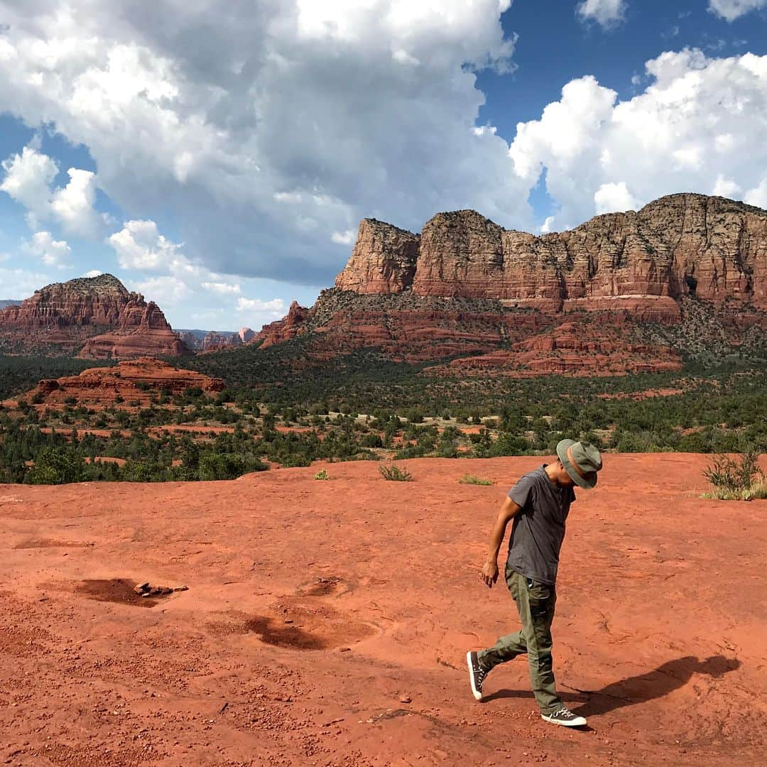 鈴木一真さんのインスタグラム写真 - (鈴木一真Instagram)「🔌充電246%🔋⚡️ 🌋THE CHARGING PLACE AND THE CHARGING METHOD🌈 #Sedona #Vortex  #CathedralRock #RedRockCrossing #BellRock #OakCreekCanyon #BoyntonCanyon #AirportMesa #halo #Seligman #Cars #BagdadCafe #セドナ #夏休み #山の日 #ハロ現象 #暈」8月24日 11時07分 - _kazumasuzuki_