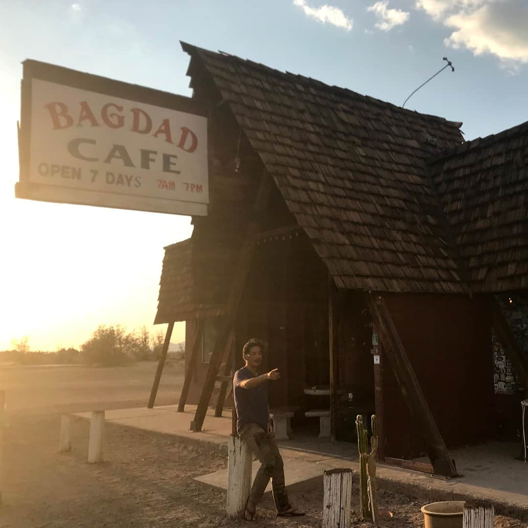 鈴木一真さんのインスタグラム写真 - (鈴木一真Instagram)「🔌充電246%🔋⚡️ 🌋THE CHARGING PLACE AND THE CHARGING METHOD🌈 #Sedona #Vortex  #CathedralRock #RedRockCrossing #BellRock #OakCreekCanyon #BoyntonCanyon #AirportMesa #halo #Seligman #Cars #BagdadCafe #セドナ #夏休み #山の日 #ハロ現象 #暈」8月24日 11時07分 - _kazumasuzuki_