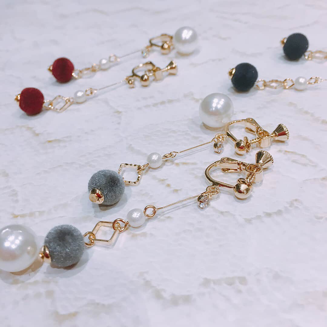 3COINSさんのインスタグラム写真 - (3COINSInstagram)「✨ファーアクセサリーも登場！✨ . 各￥300+TAX (それぞれピアス/イヤリングあります) . ファーやフロッキーのもこもこアクセサリーが登場しております！ ふわふわ素材のアイテムは毎年欲しくなっちゃうくらいかわいいですよね♪ シンプルにさりげなく取り入れたり、ふんわり甘いコーディネートをしてみたり大活躍の予感です◎ 種類豊富な今、ぜひチェックしてくださいね☆ . @3coins_toin.ayaka . . ※店舗により品揃え・在庫が異なります。 取り寄せ・取り置きは行っておりません。ご了承ください。 . #3COINS #スリーコインズ #スリコ #アクセサリー #accessories #アクセ #秋冬コーデ #秋 #autumn #ファー  #ファーアクセサリー #ふわふわ  #プチプラ」8月24日 12時33分 - 3coins_official