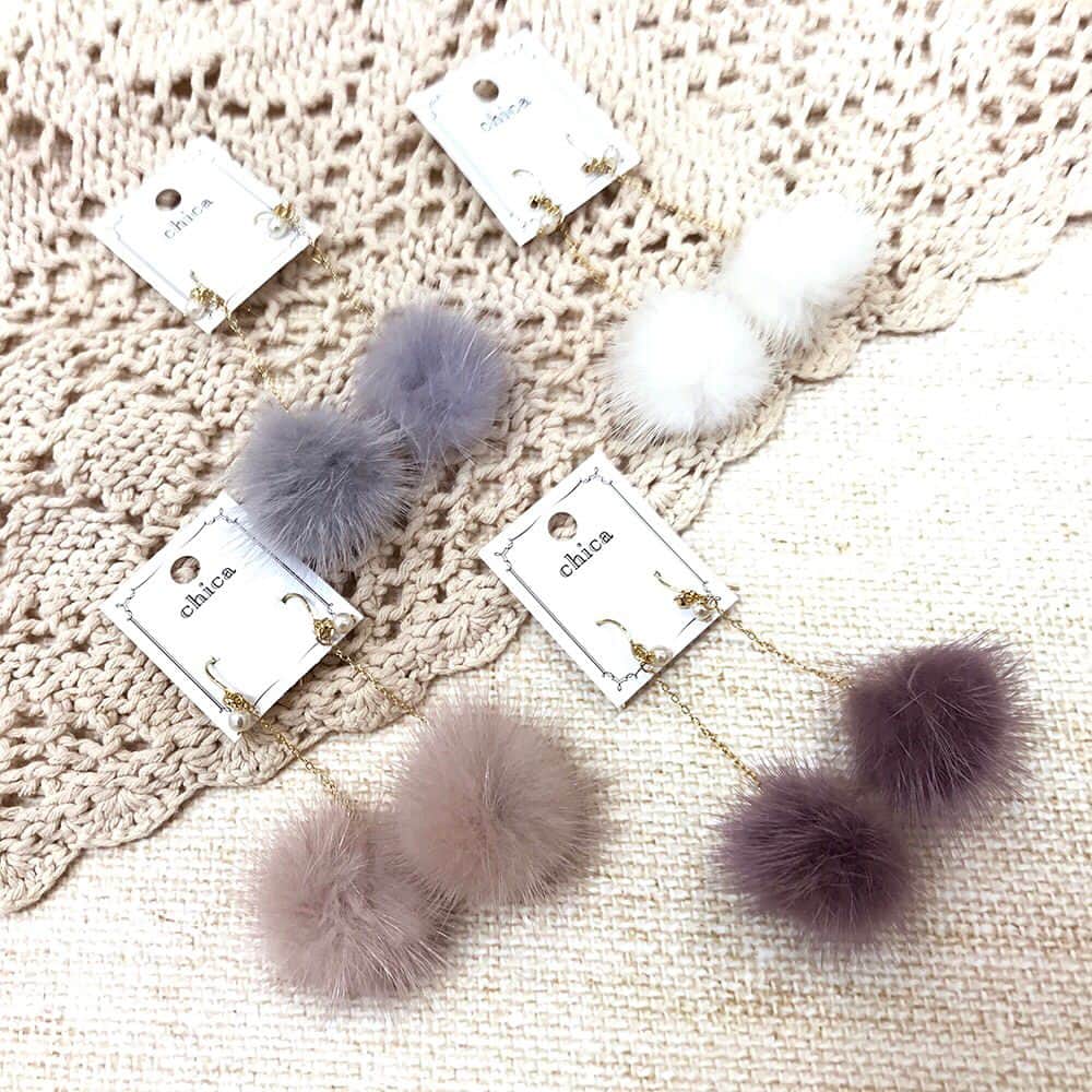 3COINSさんのインスタグラム写真 - (3COINSInstagram)「✨ファーアクセサリーも登場！✨ . 各￥300+TAX (それぞれピアス/イヤリングあります) . ファーやフロッキーのもこもこアクセサリーが登場しております！ ふわふわ素材のアイテムは毎年欲しくなっちゃうくらいかわいいですよね♪ シンプルにさりげなく取り入れたり、ふんわり甘いコーディネートをしてみたり大活躍の予感です◎ 種類豊富な今、ぜひチェックしてくださいね☆ . @3coins_toin.ayaka . . ※店舗により品揃え・在庫が異なります。 取り寄せ・取り置きは行っておりません。ご了承ください。 . #3COINS #スリーコインズ #スリコ #アクセサリー #accessories #アクセ #秋冬コーデ #秋 #autumn #ファー  #ファーアクセサリー #ふわふわ  #プチプラ」8月24日 12時33分 - 3coins_official