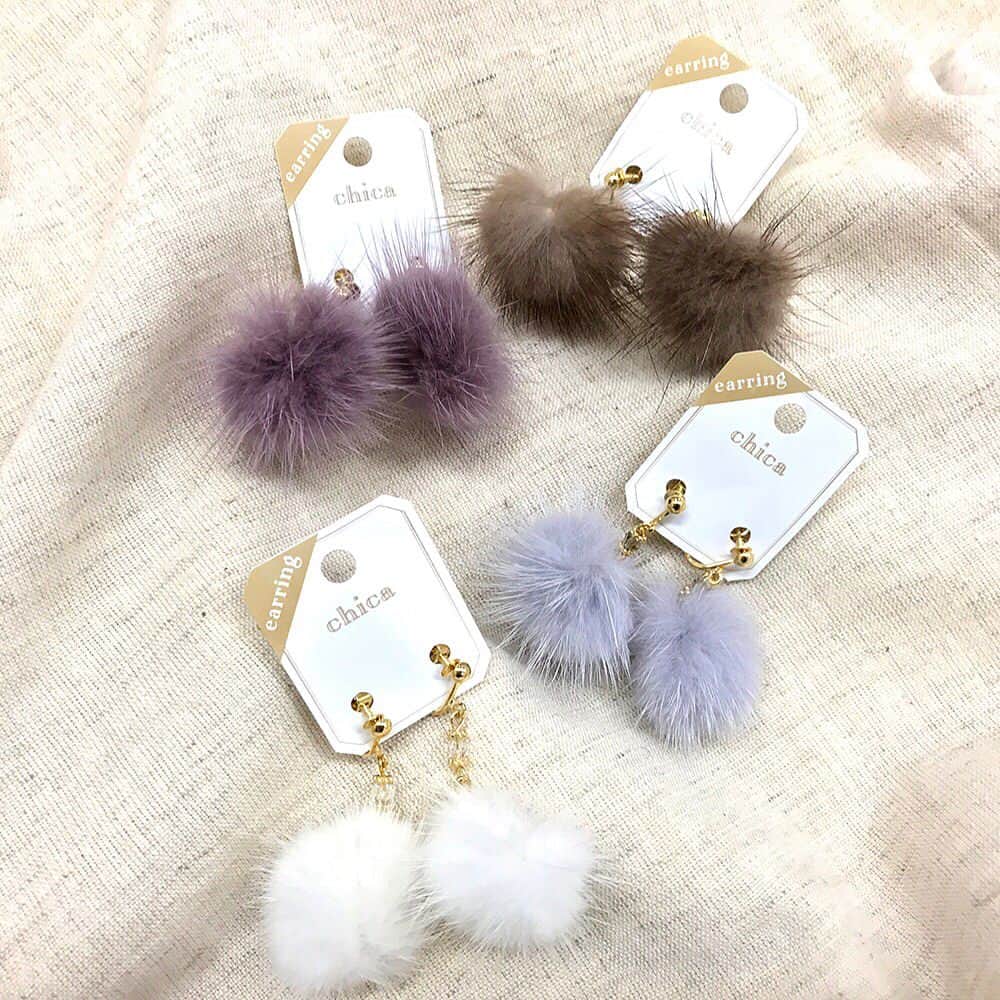 3COINSさんのインスタグラム写真 - (3COINSInstagram)「✨ファーアクセサリーも登場！✨ . 各￥300+TAX (それぞれピアス/イヤリングあります) . ファーやフロッキーのもこもこアクセサリーが登場しております！ ふわふわ素材のアイテムは毎年欲しくなっちゃうくらいかわいいですよね♪ シンプルにさりげなく取り入れたり、ふんわり甘いコーディネートをしてみたり大活躍の予感です◎ 種類豊富な今、ぜひチェックしてくださいね☆ . @3coins_toin.ayaka . . ※店舗により品揃え・在庫が異なります。 取り寄せ・取り置きは行っておりません。ご了承ください。 . #3COINS #スリーコインズ #スリコ #アクセサリー #accessories #アクセ #秋冬コーデ #秋 #autumn #ファー  #ファーアクセサリー #ふわふわ  #プチプラ」8月24日 12時33分 - 3coins_official