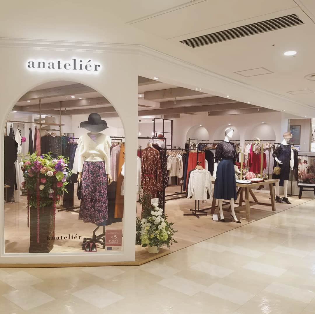 のインスタグラム：「【Renewal Open!!】 ． 本日、ルミネ横浜店が装い新たにリニューアルオープンいたしました！ ． アーチを象徴とし、大人モダンな空間となっています。 ． さらに豊富な品揃えでみなさまをお待ちしています！ ぜひ、ルミネ横浜店3階へお立ち寄りください☺︎ ． リニューアルオープンを記念して、イベントも開催中です！ ． 8/24(金)〜29(水)の期間中、ワールドプレミアムクラブポイント5倍キャンペーン開催いたします！ ． #anarelier #anatelierofficial #ルミネ横浜 #renewal」