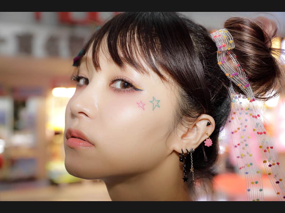 のインスタグラム：「実はアイラインが青と黄色タトゥーシールはグッズ @momoco_itadakimasu47  #たばたばへあー @chinatsu.tabata88  #こんぺいとう #リボンアレンジ #おだんご」