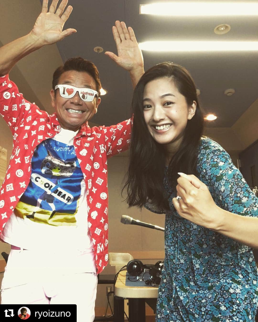 浜口順子さんのインスタグラム写真 - (浜口順子Instagram)「昨日に引き続き… 今日も16時から bayfm 『The BAY☆LINE』 生放送だよ〜ん💖 昨日は #毒曜 ベイラインだったけど、 今日は #キュン曜 ベイラインだよ💓 皆様16時から聴いてね‼️ #radiko からもどうぞ。 メールもお待ちしてます。 詳しくは @the_bayline のリンク先からどうぞ。 #bayfm  #bayline  #森久保祥太郎 さん #黒久保亮太郎 さん #浜口順子  #毒口毒子  #黒口順子 … … … #Repost @ryoizuno with @get_repost ・・・ 出た！黒久保と黒口順子の 2人が炸裂レディオ@bayfm 始めますよ」8月24日 14時24分 - hamaguchijunko