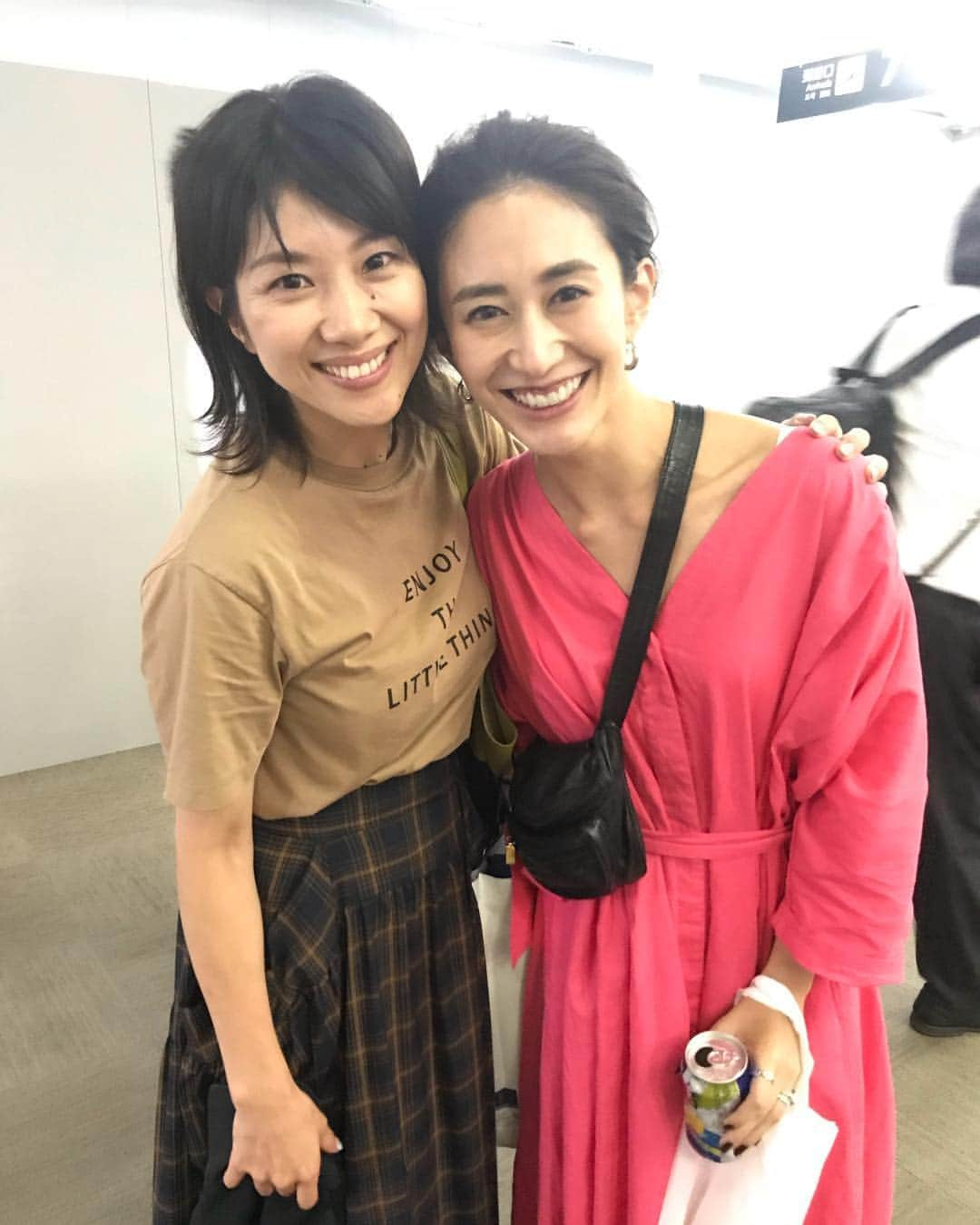 潮田玲子さんのインスタグラム写真 - (潮田玲子Instagram)「なんとなんと、福岡空港で偶然 @mariakamiyama ちゃんに会いました😍❤️ 相変わらずの美しさと明るさで仕事終わりの疲れも吹き飛んだー笑笑  #福岡空港で #仕事終わりに #まさかの遭遇 #同じ飛行機 #嬉しすぎる」8月24日 20時01分 - reikoshiota_official