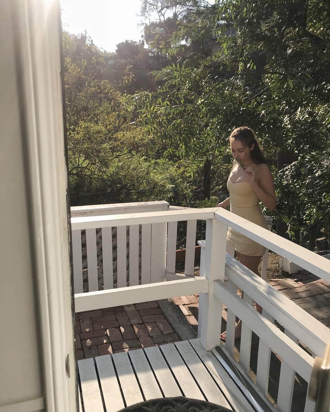 アリシア・デブナム・キャリーのインスタグラム：「restin and nestin. 🧚🏼‍♀️🕊🌾」