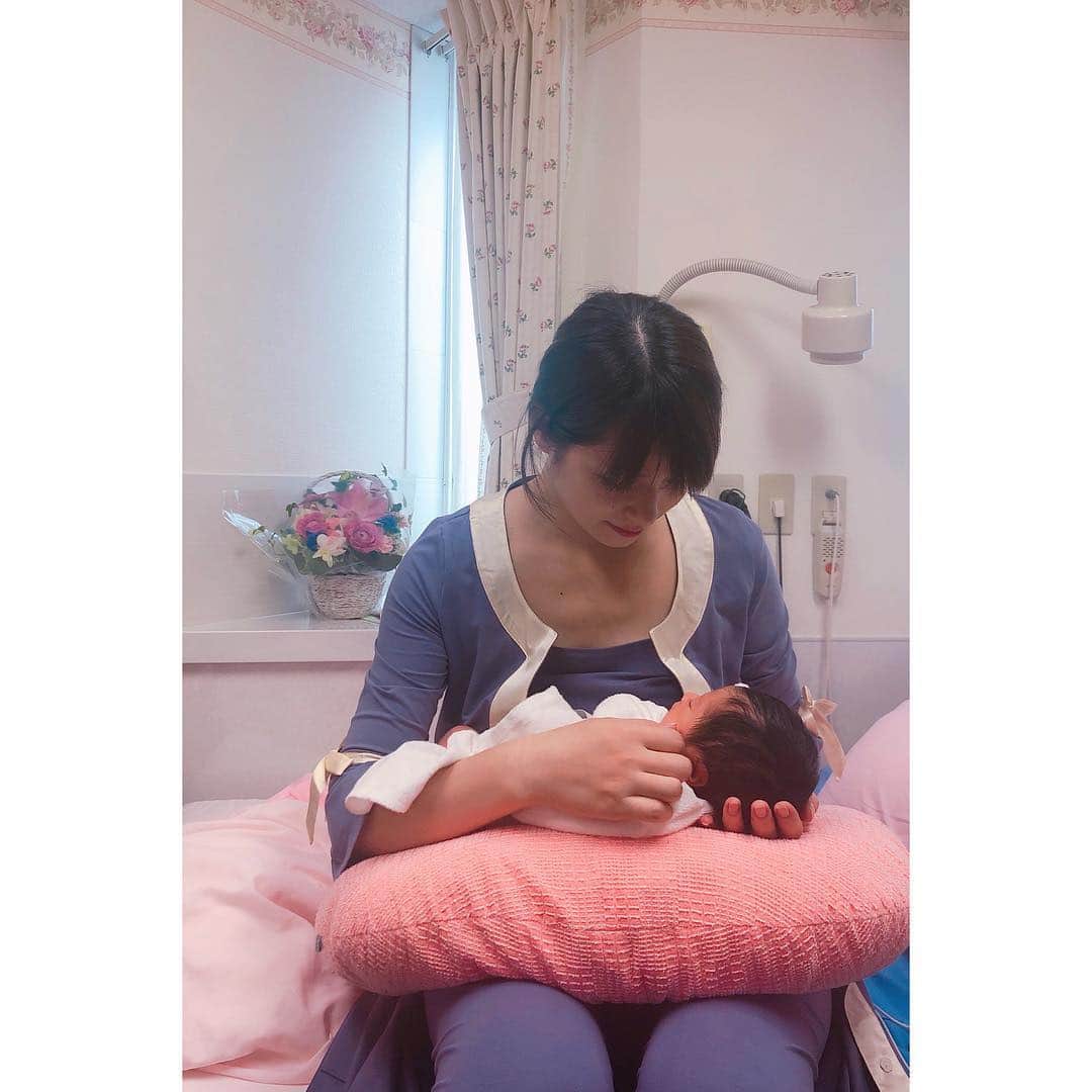 小林恵美のインスタグラム：「Congrats on your new baby girl❤️ I’m sooooo happy for you❤️ #まきちゃん出産お疲れ様でした💐 #すっかり優しい母の雰囲気 #すでに美人さんなベビー #癒された😍❤️」