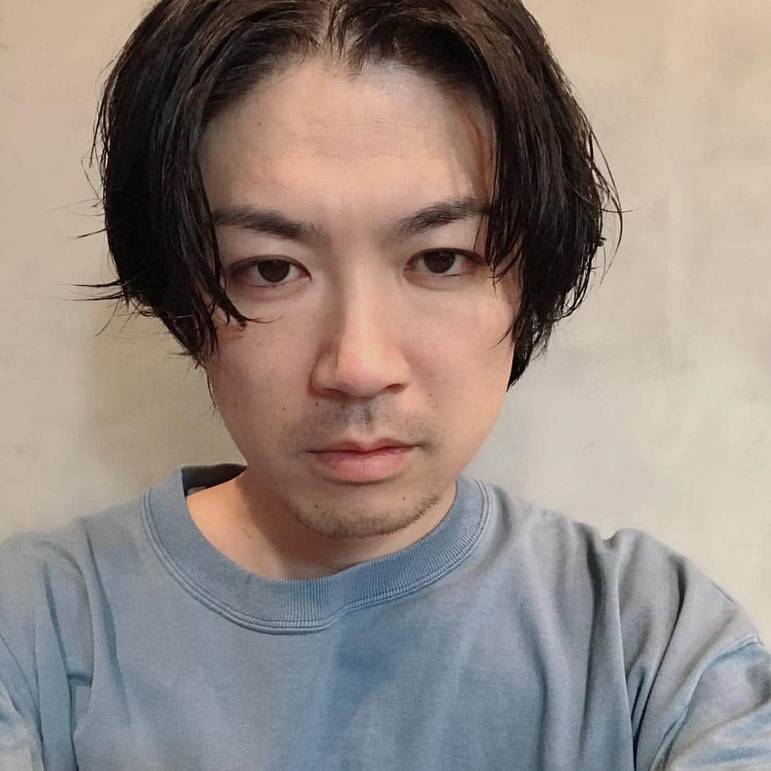 野口和弘のインスタグラム：「俺の自撮りが見たいとは物好きな人もいるもんだ。 #前髪伸びた #自撮りは半年に一回」