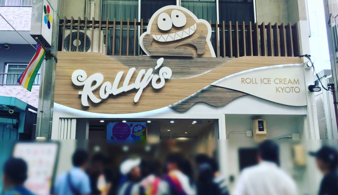 株式会社 山岸工務店のインスタグラム：「施工完了のお客様紹介でございます✨﻿﻿ ﻿﻿﻿ 『ROLLY’S 大須店』 （ローリーズ大須店） 住所：愛知県名古屋市中区大須2-20-28 営業時間：11:00〜17:30 定休日：無休 ﻿ 京都で初のロールアイスクリーム専門店を施工させていただきました✨﻿ ﻿・ 名古屋店ならではの限定商品である「小倉バターロール」もあります🍦 ・ 店内はふんわりした可愛らしさを演出するデザインで来る人を楽しくする内装です✨ ・ ・ #rollysicecream  #名古屋  #建築  #大学  #学生  #就職活動  #内定  #バイト帰り  #yamagishiarchitecturaldesigngallery  #teamyamagishi  #yamagishi  #人を幸せにする建築  #人に夢を与える建築  #人が喜ぶ建築  #人が感動する建築  #ものづくり  #職人  #アート  #デザイナー  #設計士  #設計事務所  #建築デザイナー  #工務店 ﻿﻿」