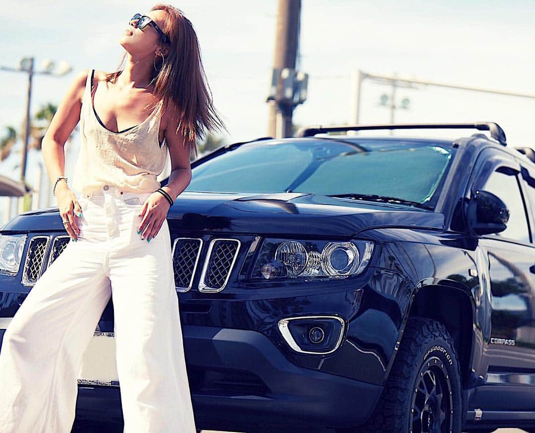 長谷川唯のインスタグラム：「・ ・ jeep✖︎yuihasegawa🎲 ・ ・ @tanyphoto に久々に撮ってもらった✔️ ・ ・  BLENDA時代からお世話になってるカメラマンさん挫折しそうな時に助けてくれたタニー。あの日の事今でも忘れない🙏🏻✨久々に会えて嬉しかった📸 ・ ・  #me #jeep #photoshoot #cool #instagood」