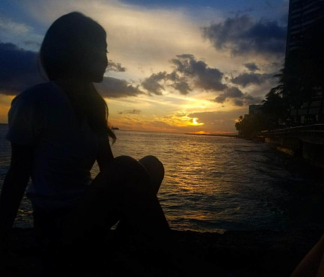 白石蘭のインスタグラム：「. Love yourself Love myself . #hawaii#waikiki#hawaiilife#sunset」