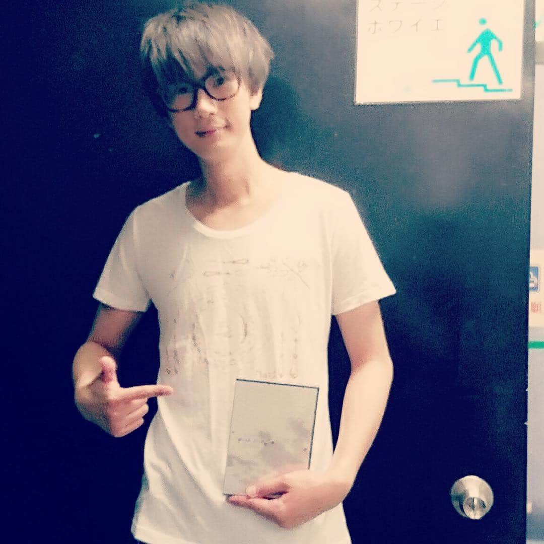 江口拓也さんのインスタグラム写真 - (江口拓也Instagram)「Tシャツと、去年参加させていただいた『銀の国 金の歌』のDVDも物販で発売日中！よろしくお願い致します☺️ #クロジ #いと恋めやも #銀の国金の歌」8月24日 17時27分 - takuyaeguchi81