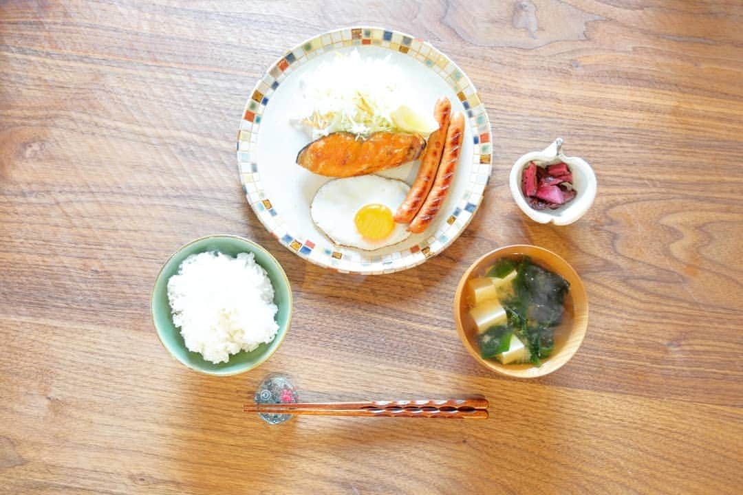 木村文乃 さんのインスタグラム写真 - (木村文乃 Instagram)「*** ひっさびさの朝ごはんでした。  あれもこれも食べたくて 欲張りプレートに。 空腹での料理は ついつい欲が出ちゃうけど 胃の要領は限られているので 余ったご飯とサケで 混ぜご飯おむすびにしました。 混ぜご飯って好きなんです。  #象印 のスープジャーには 最近お気に入りの もずくのスープを入れて。  ラストスパート、がんばろー  #象印 #zojirushi #スープジャー #マイボトルは象印 #ふみ飯」8月24日 17時49分 - fuminokimura_official
