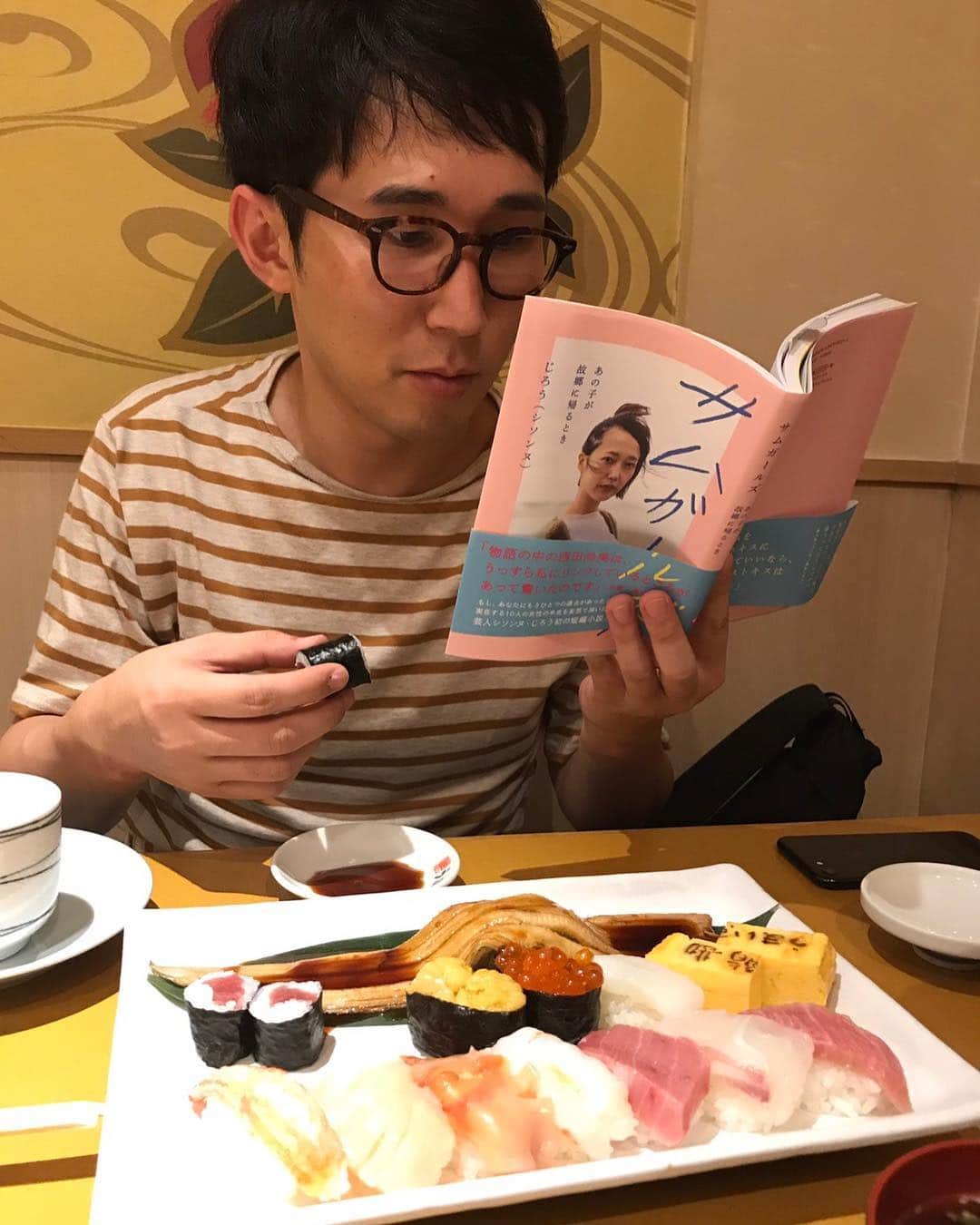 じろうさんのインスタグラム写真 - (じろうInstagram)「本、出ました。 お寿司を食べながらでも読めます。 「サムガールズ あの子が故郷に帰るとき」 お寿司食べながら読んで下さい。」8月24日 18時10分 - sissonne_jiro
