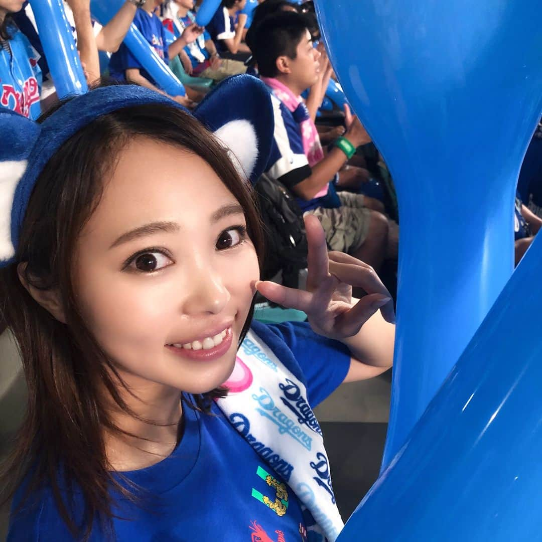 スカパー！プロ野球のインスタグラム：「. スカパー！プロ野球インスタ中の人です。 第13弾は#スカパー特派員あんな の応援レポート②をお届けします。 . いよいよこの瞬間がやってきました〜！！テレビで観ていたジェット風船、ついに実現☆なんとか自力で膨らますことが出来ました(^^) . ドラゴンズの先制で会場は大盛り上がり！#燃えよドラゴンズ を歌い、周りの方々とハイタッチして喜び合いました〜☆ . スカッピーにぴったりな帽子を発見☆これ実はチキンナゲットが入ってた入れ物なんです(^^)可愛いくてぴったり♪なんとなく#シャオロン に似ているような、、！笑 . 中日ドラゴンズ完封勝利！！スカッピーとVポーズ！この日は試合後にイベントがあり、ドーム全体がペンライトでブルーに染まっていて綺麗でした♪ . グッズショップにはナゴヤドーム限定でクッピーラムネとドアラのコラボお菓子が！ドアラが馴染んでいて違和感ないですね(^^)笑 初めての野球観戦とっても楽しかったので、また応援に来たいです★ . . . . #プロ野球 #baseball #スカパープロ野球インスタ中の人 #スカパープロ野球インスタ特派員 #野球女子 #野球好きな人と繋がりたい #中日ドラゴンズ #中日 #ドラゴンズ #dragons #ナゴヤドーム #ブルーサマーシリーズ #ドアラ #スカッピー #野球観戦 #野球観戦楽しい #もっと野球観戦の楽しさを知ってもらいたい」