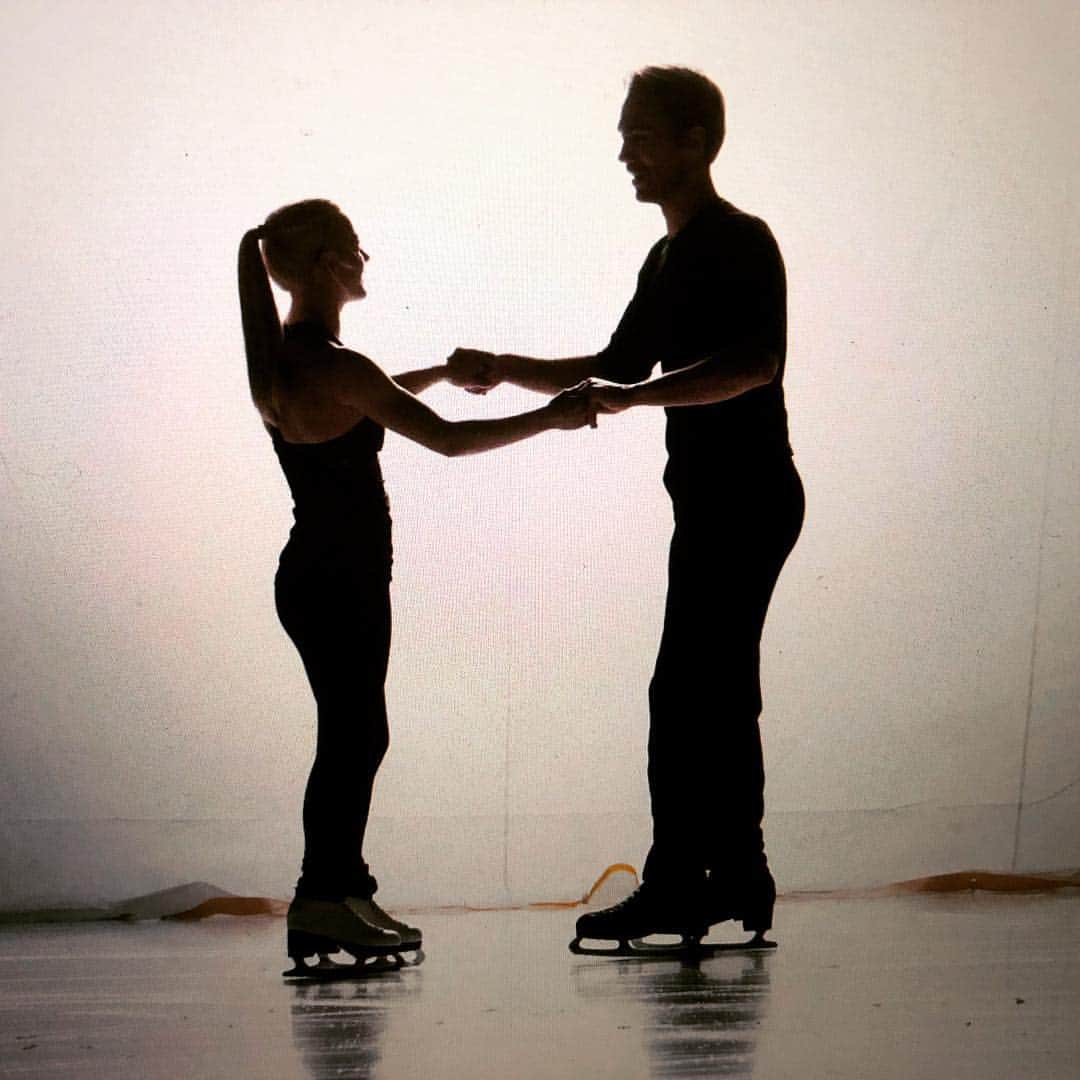 ペニー・クームズのインスタグラム：「“Hold my hand and I’ll go anywhere with you....” 🖤 . . . #silhouettes #shadow #shadows #filming #onset #light #lights #backdrop #ice #iceskating #icedance #figureskating #goals #couplegoals #friendshipgoals #happiness #content #🖤 #followme」