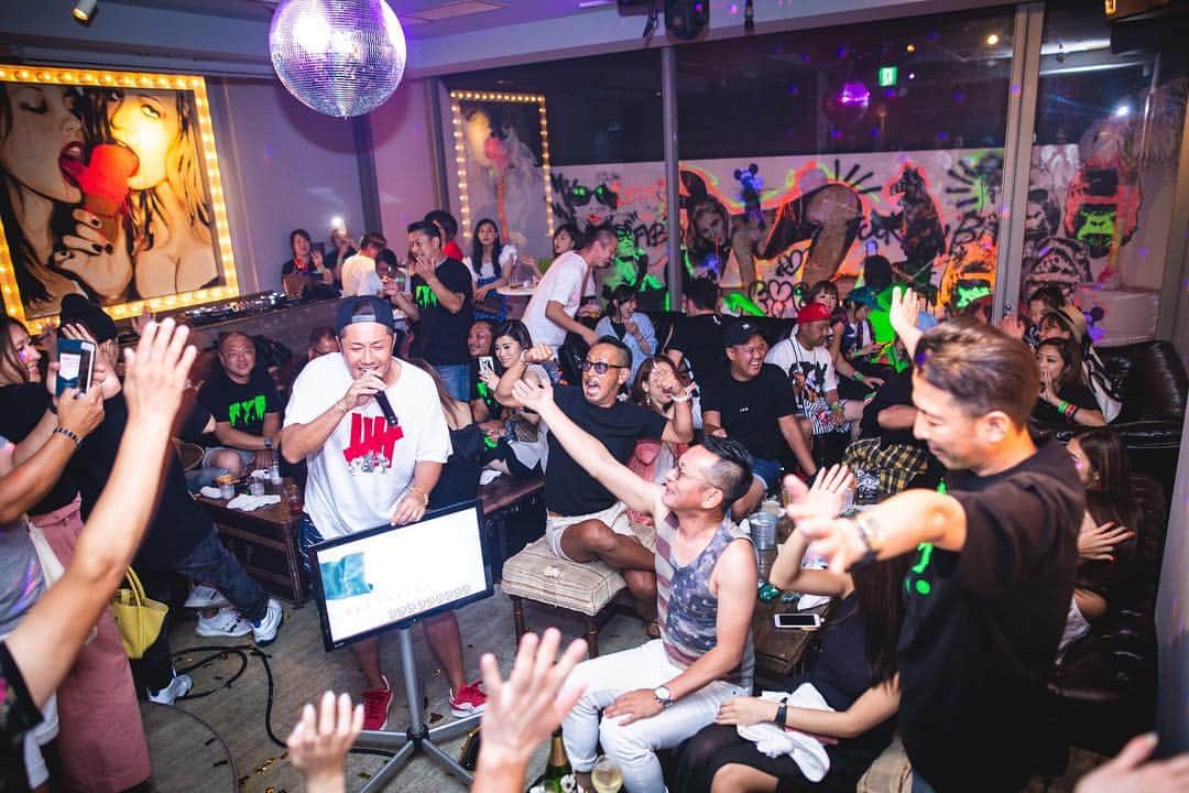 f.y.b_officialのインスタグラム：「#FYB®#fyb#fybosaka#fybmadonna#etking#klutch#produced#bar#art#follow#photospot#followme#like4like#l4l#fashion#cute#happy#love#song#music#alcohol#osaka#大阪#心斎橋#エフワイビー #omotenashi株式会社」