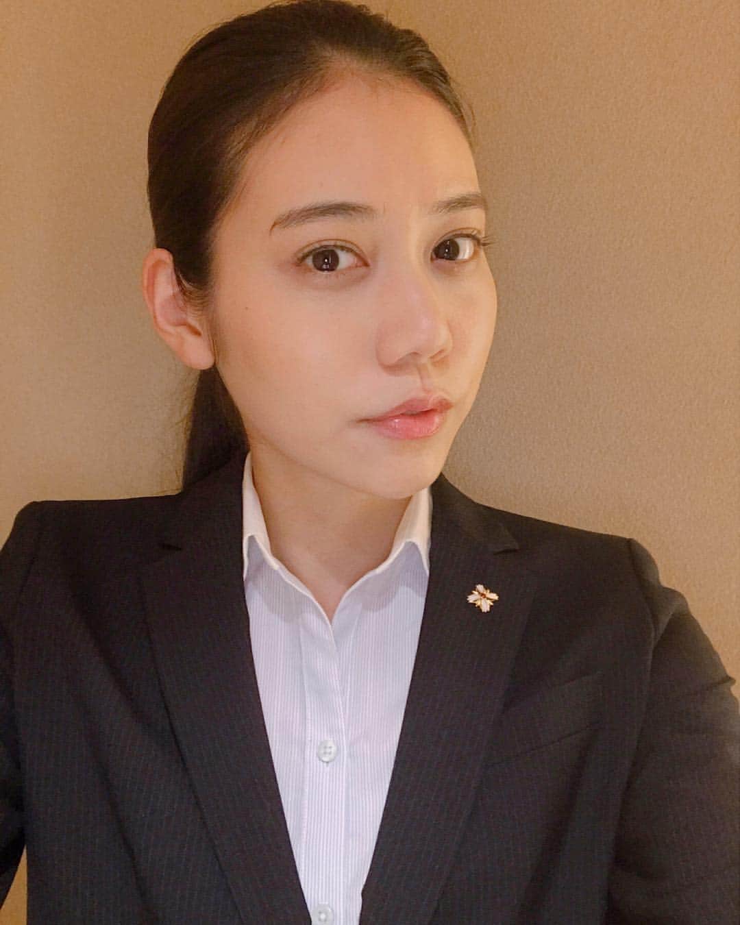松山愛里のインスタグラム：「【お知らせ】 原田眞人監督作品 「検察側の罪人」 本日、8月24日より全国公開となりました！ 検事役。身が引き締まる、貴重な経験をさせていただいた現場でした。ぜひご覧下さい🍀 #検察側の罪人#映画#movie」