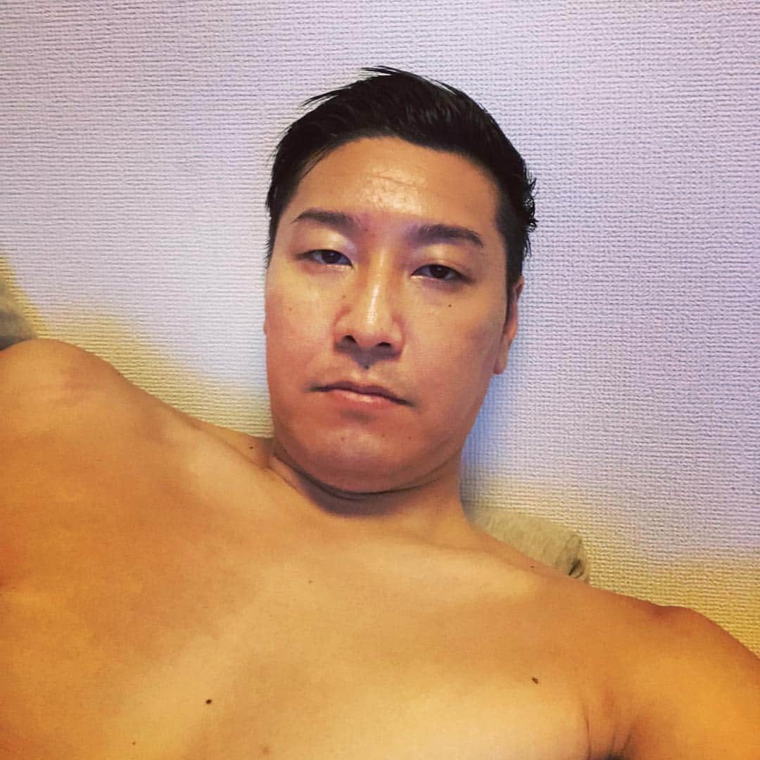 長田庄平のインスタグラム：「我ながら肩幅がえぐい▼* #砂丘みたい #首一周回って背中みたい #肩幅 #食パン #ビート板 #戸愚呂 #ラピュタのロボット兵 #合成ではありません」